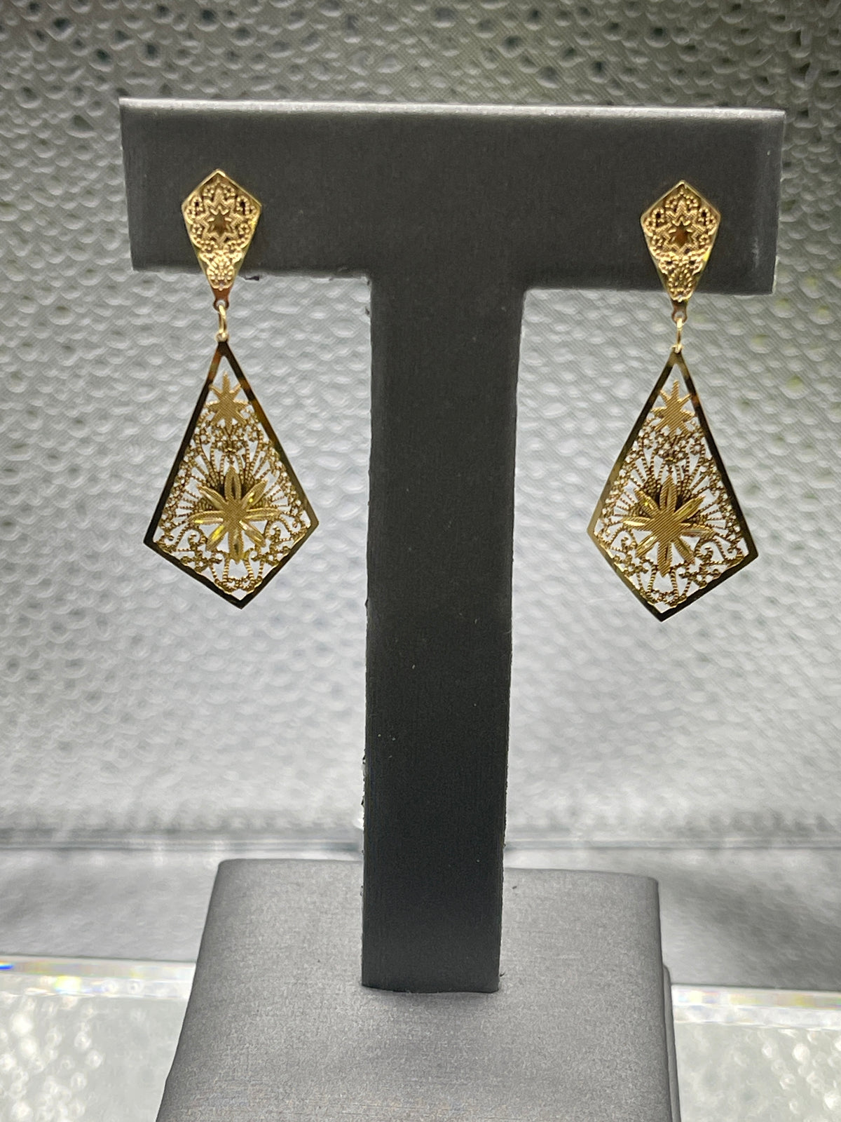 Ladies 14 Karat Yellow Gold Filigree Dangling Earrings