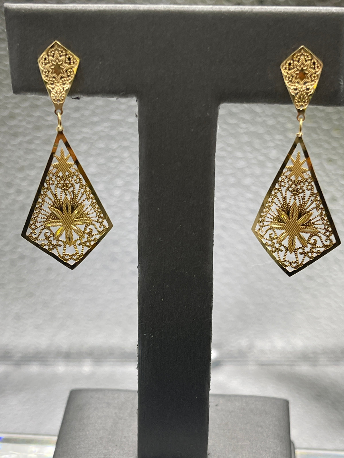 Ladies 14 Karat Yellow Gold Filigree Dangling Earrings