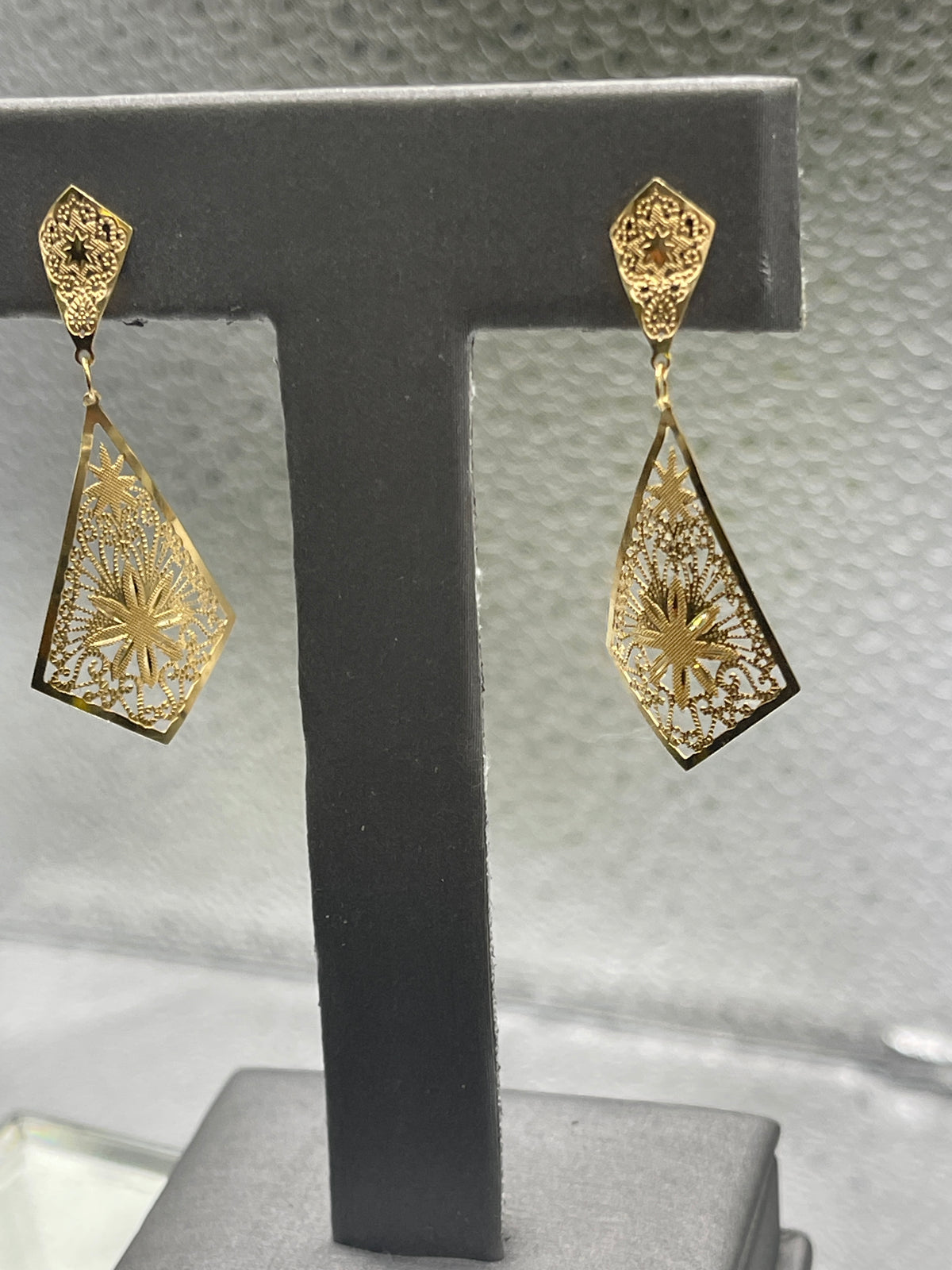 Ladies 14 Karat Yellow Gold Filigree Dangling Earrings