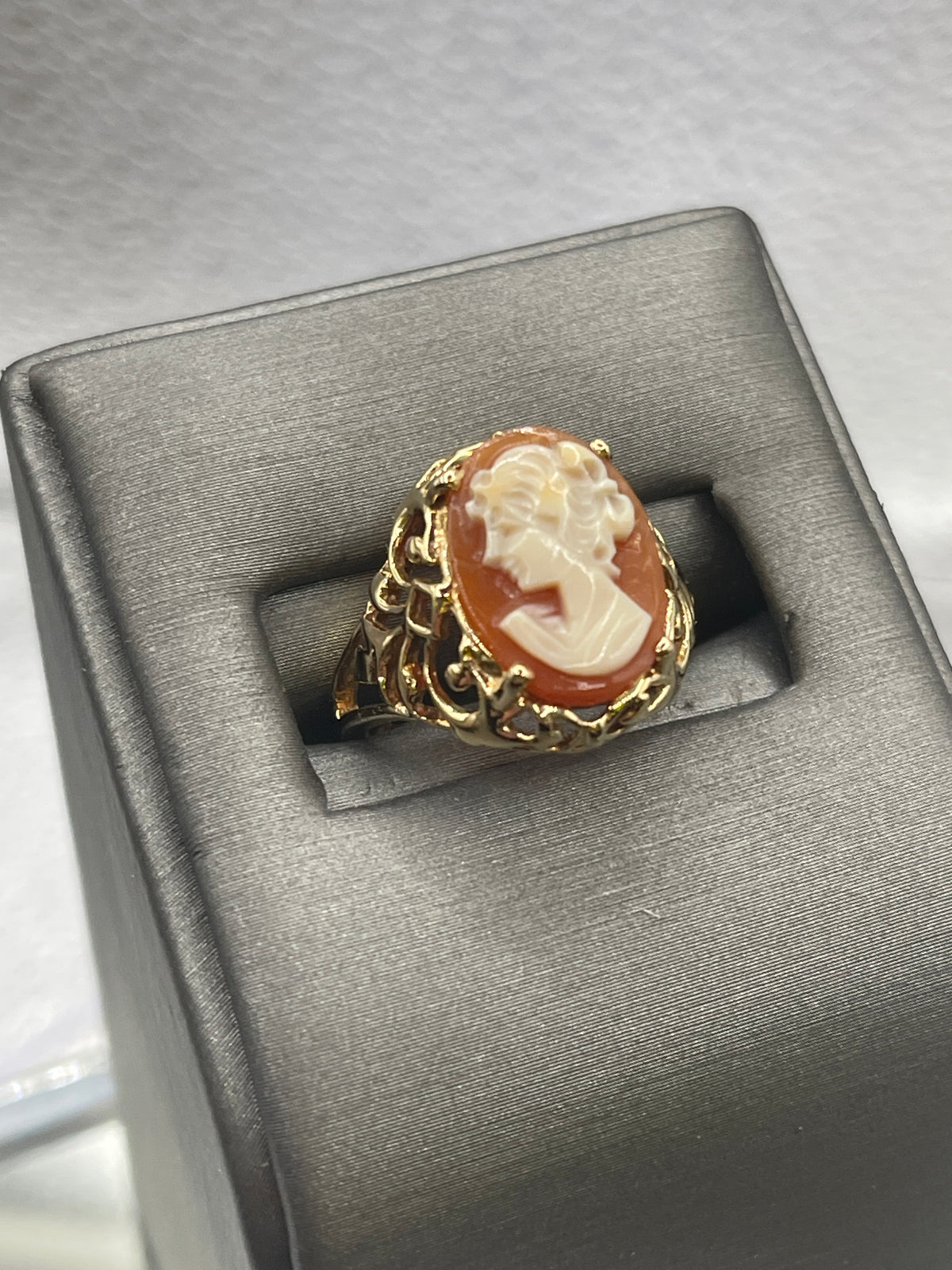 Ladies 10 Karat Yellow Gold Oval Cameo Ring
