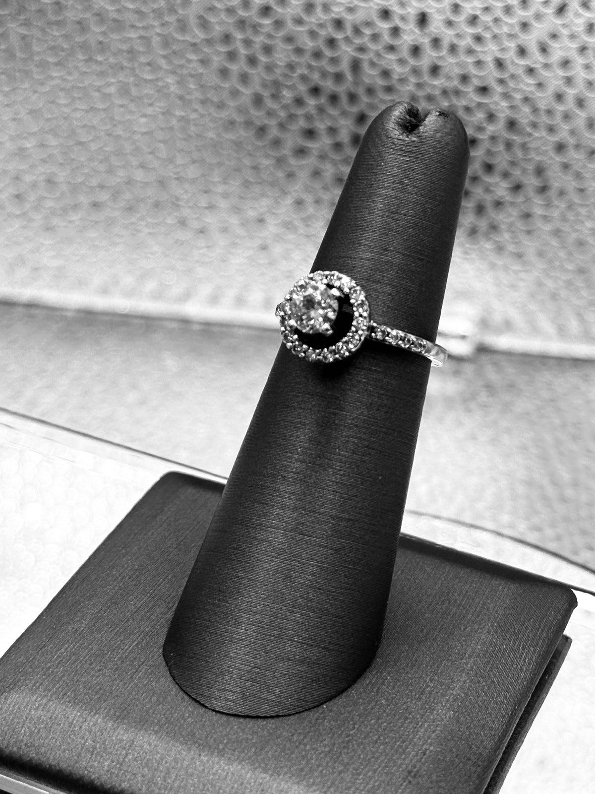 Ladies 14 Karat White Gold Round Diamond Engagement Ring