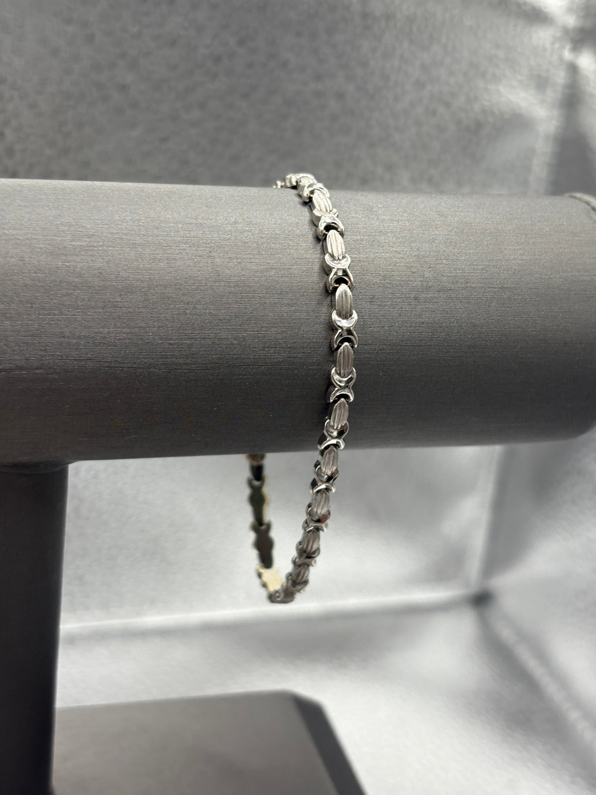 10 Karat White Gold ladies XO Love Link Bracelet