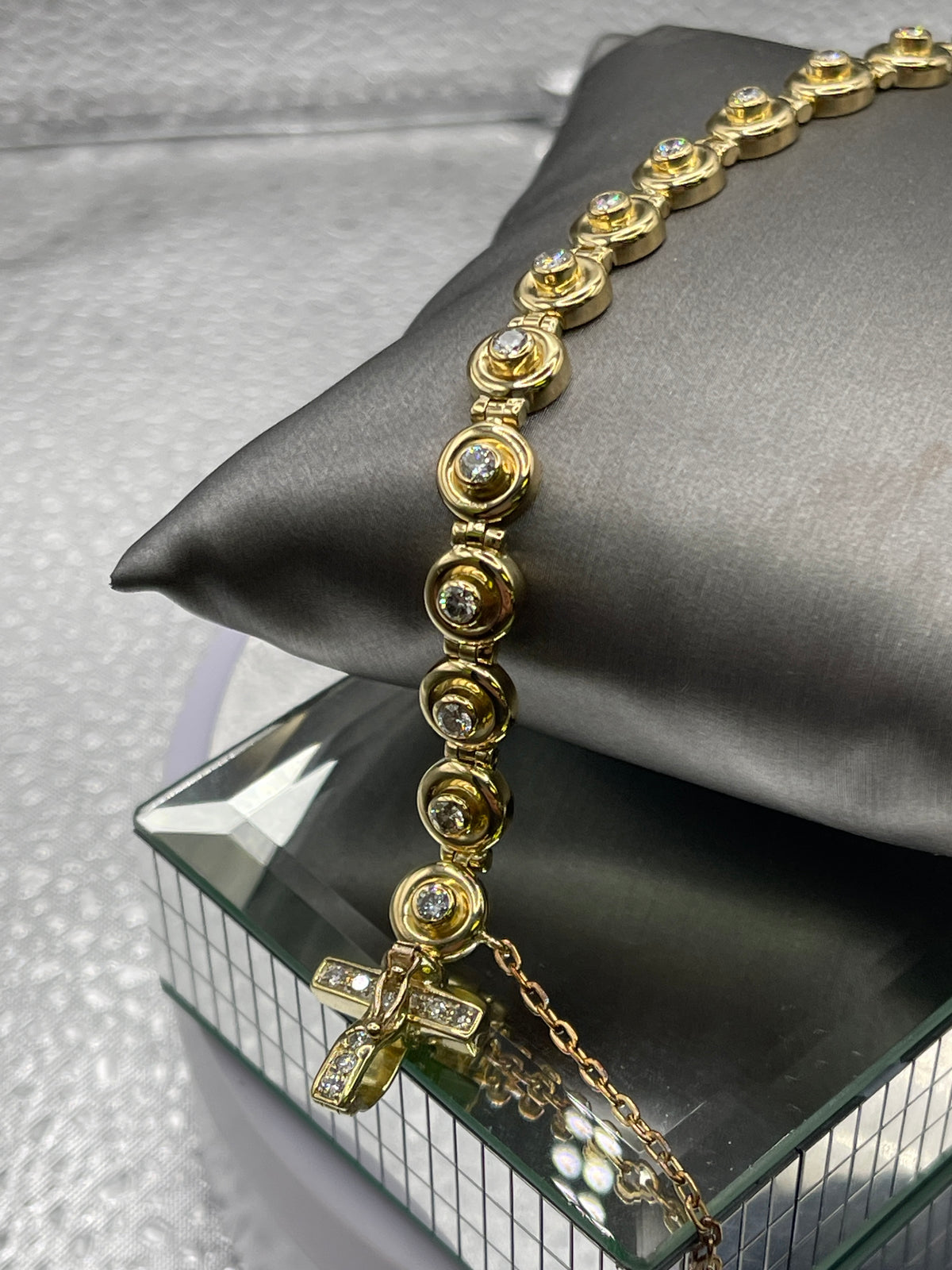 Ladies Magnificent Italian 18 Karat Yellow Gold Round Diamond Link Bracelet