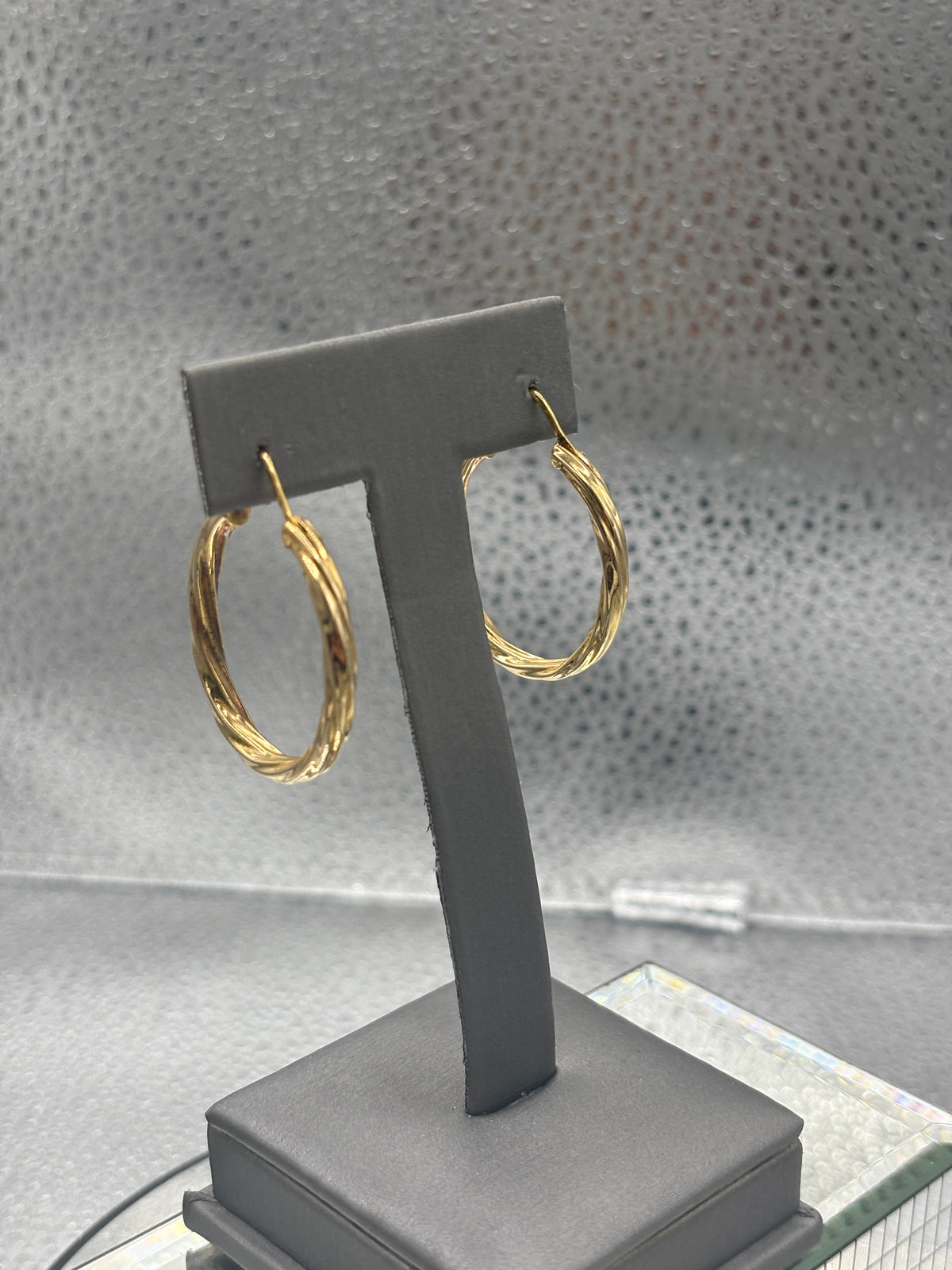 18 Karat Yellow Gold Ladies Oval Twisted Rope Earrings