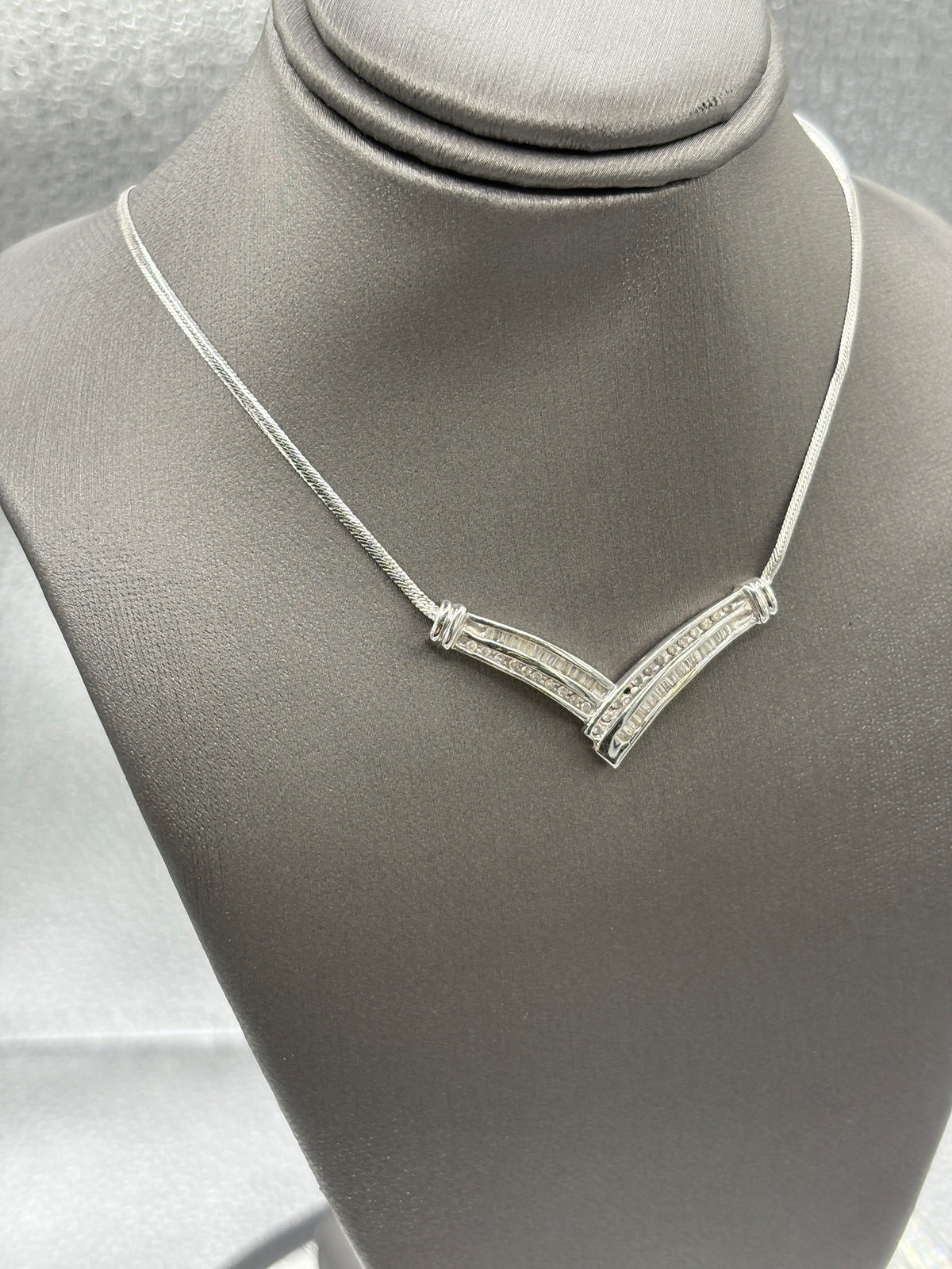 10 Karat White Gold Ladies Diamond V Spray Necklace