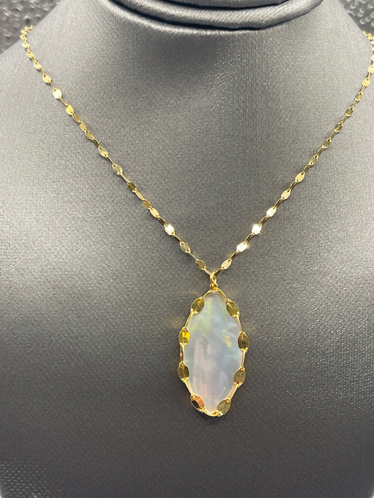 Ladies Imported 14 Karat Solid Yellow Gold Mother of Pearl Necklace
