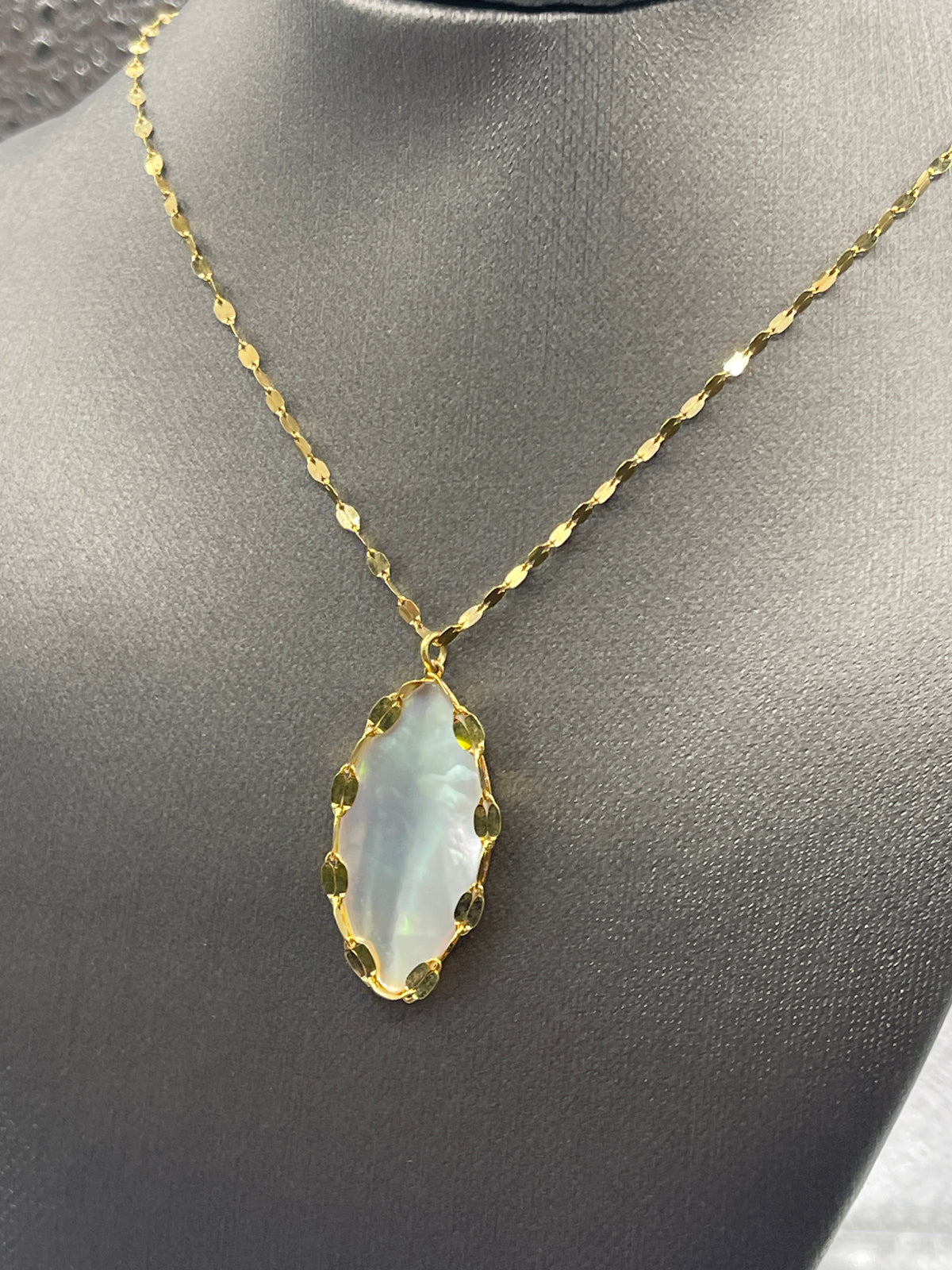 Ladies Imported 14 Karat Solid Yellow Gold Mother of Pearl Necklace