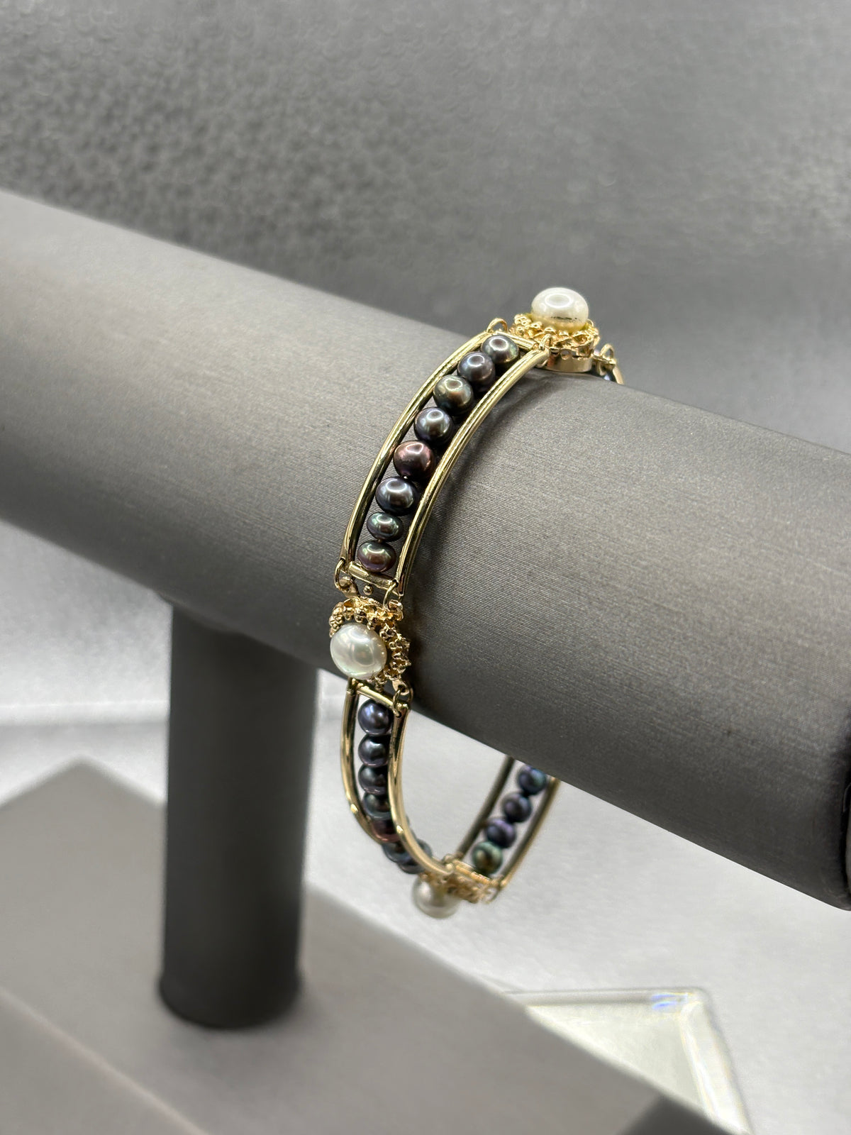 14 Karat Yellow Gold Ladies White & Black Pearl Bracelet