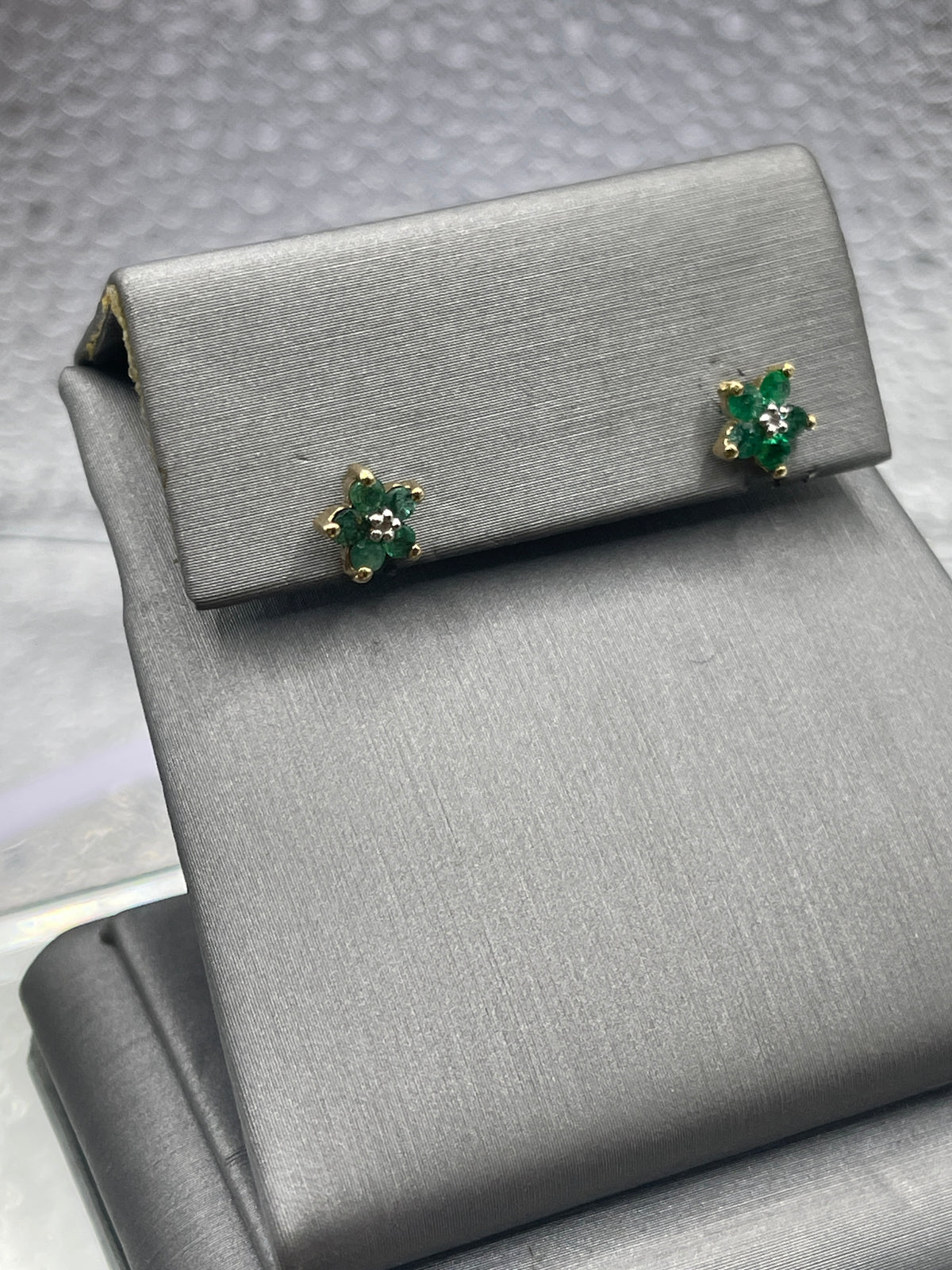 Ladies 10 Karat Solid Yellow Gold Emerald Floral Earrings
