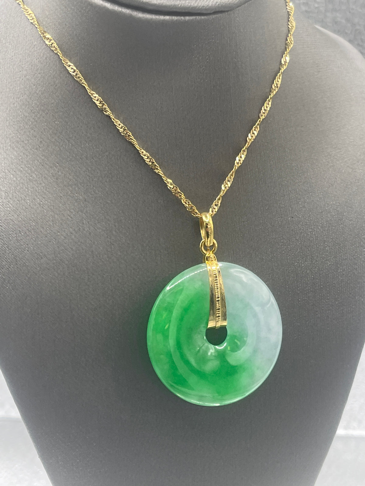 Ladies 18 Karat Solid Yellow Gold Genuine Jadeite Chinese Circle Pendant