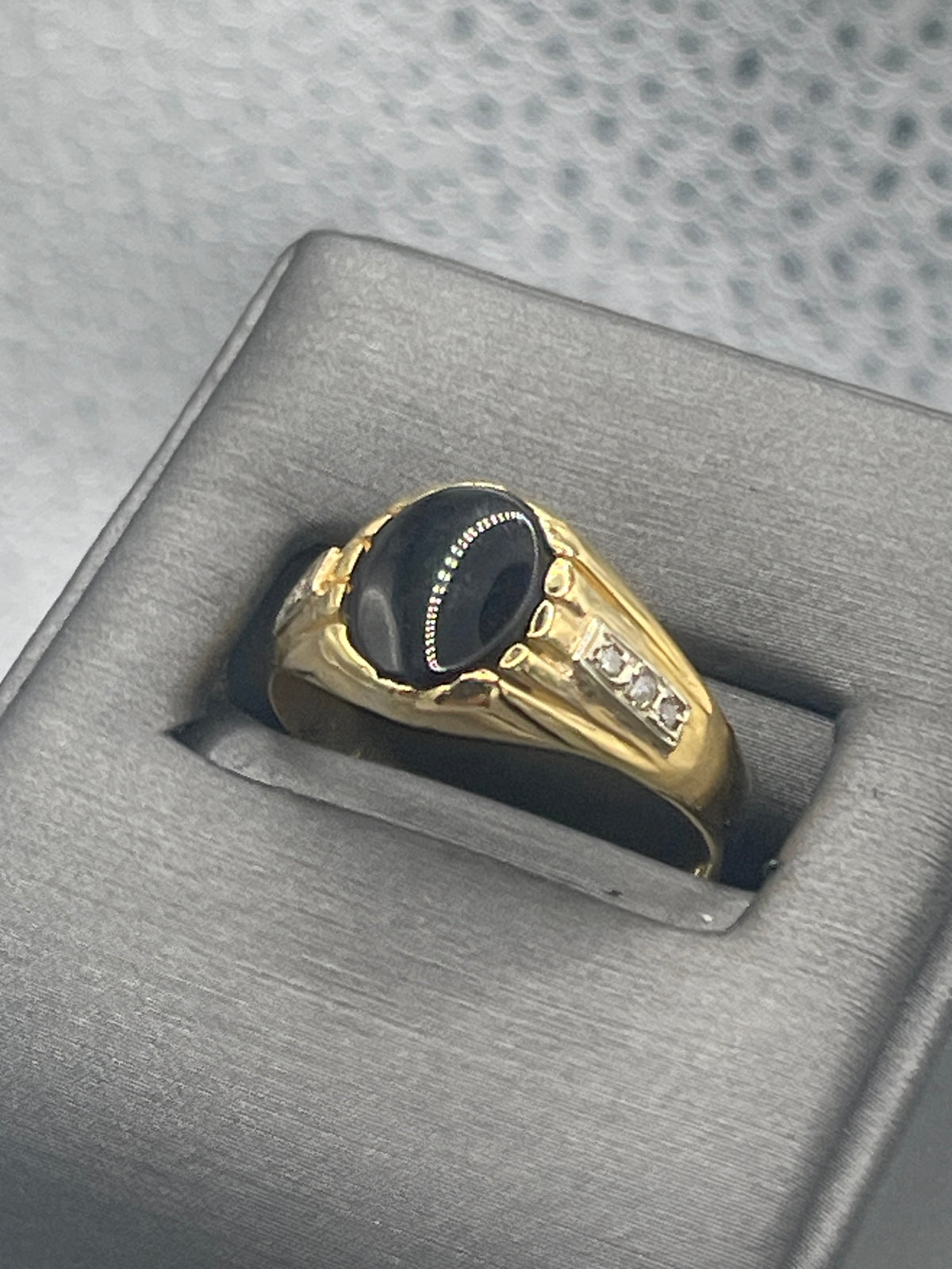 Ladies or Mens Vintage 18 Karat Solid Yellow Gold Black Onyx Ring