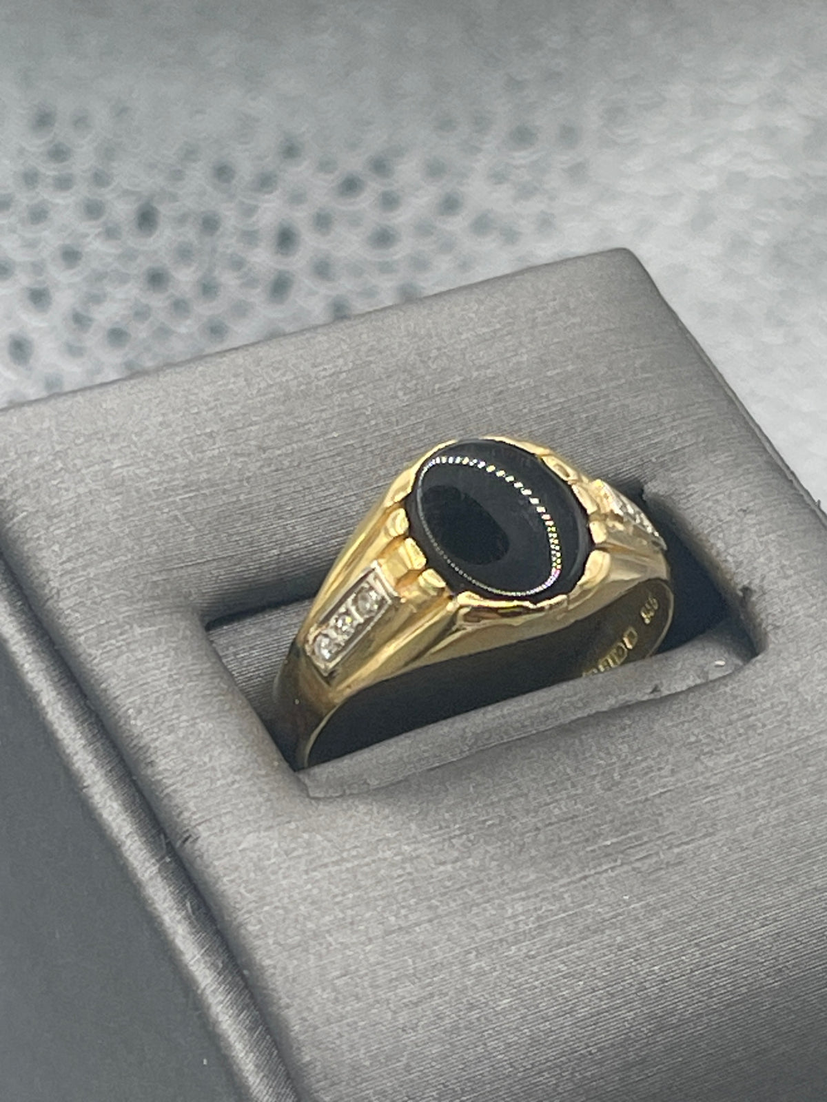 Ladies or Mens Vintage 18 Karat Solid Yellow Gold Black Onyx Ring