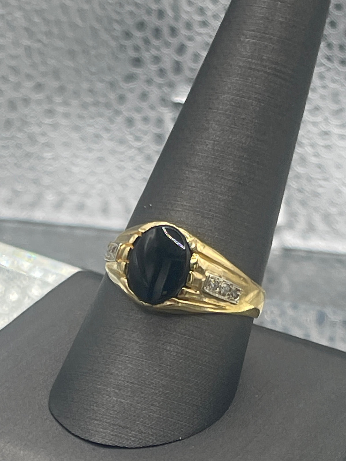Ladies or Mens Vintage 18 Karat Solid Yellow Gold Black Onyx Ring