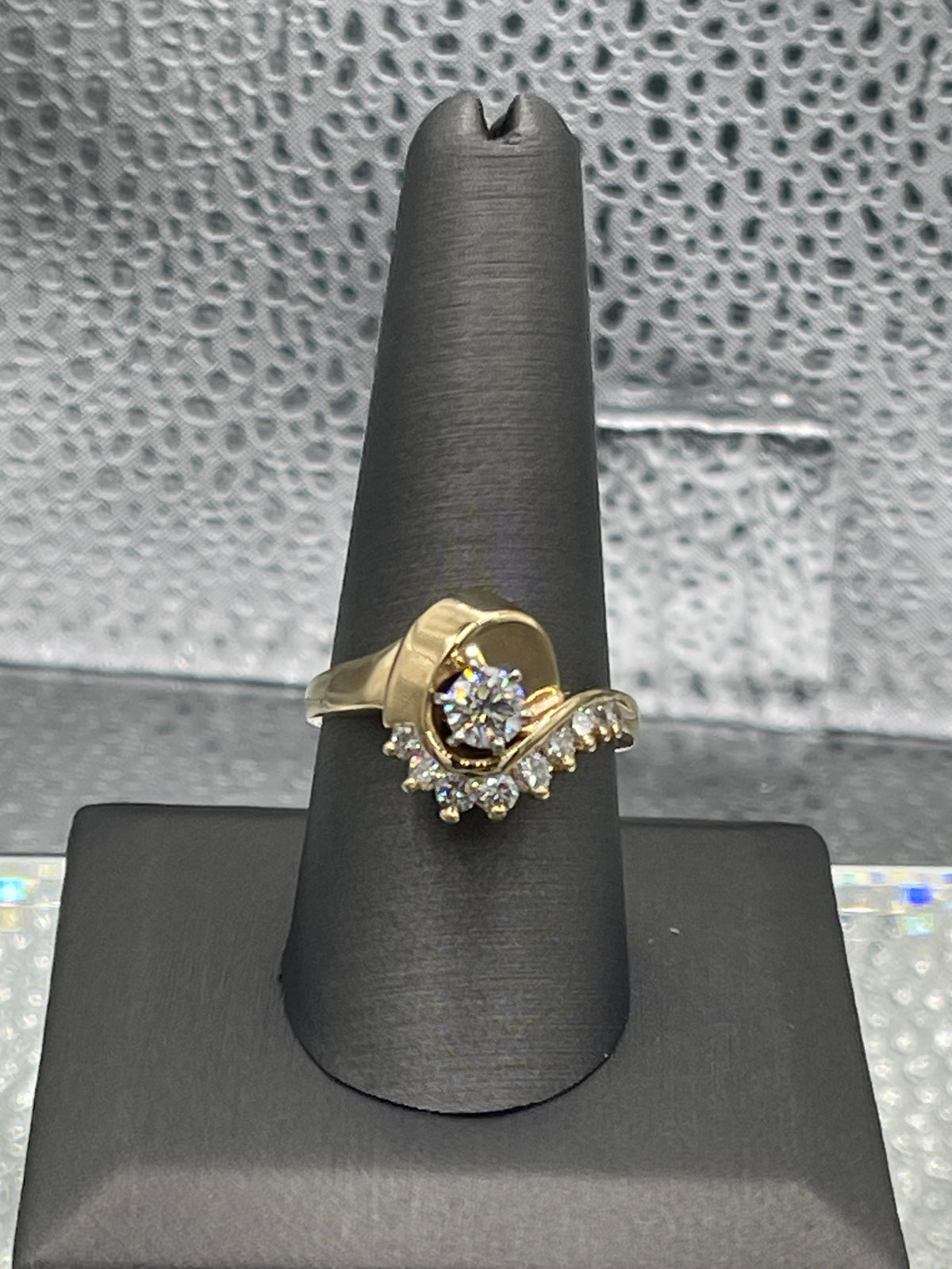 A Magnificent Ladies 14 Karat Yellow Gold Diamond Engagement Ring