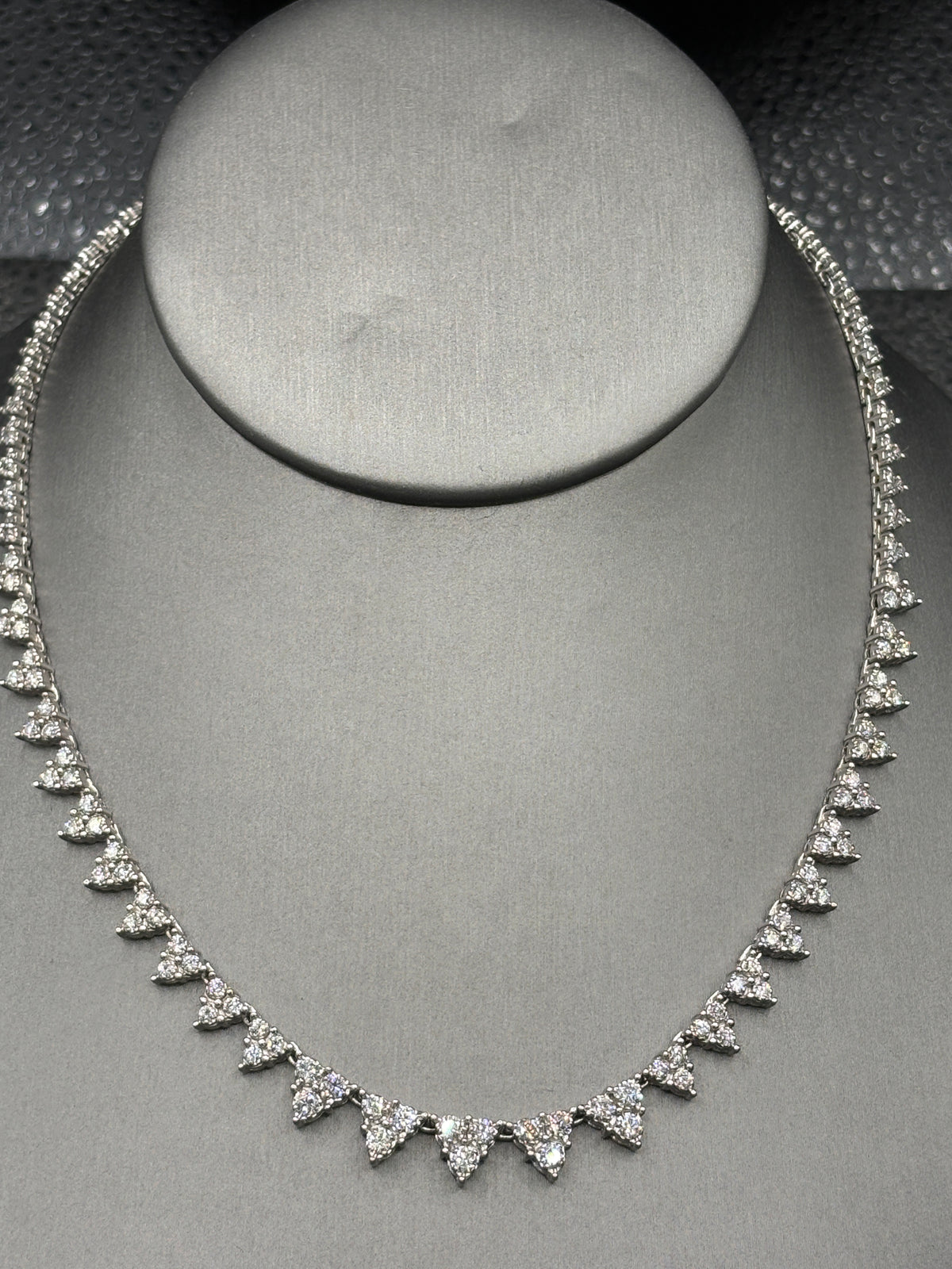 Ladies 14kt white solid gold graduated diamond pyramid cluster necklace
