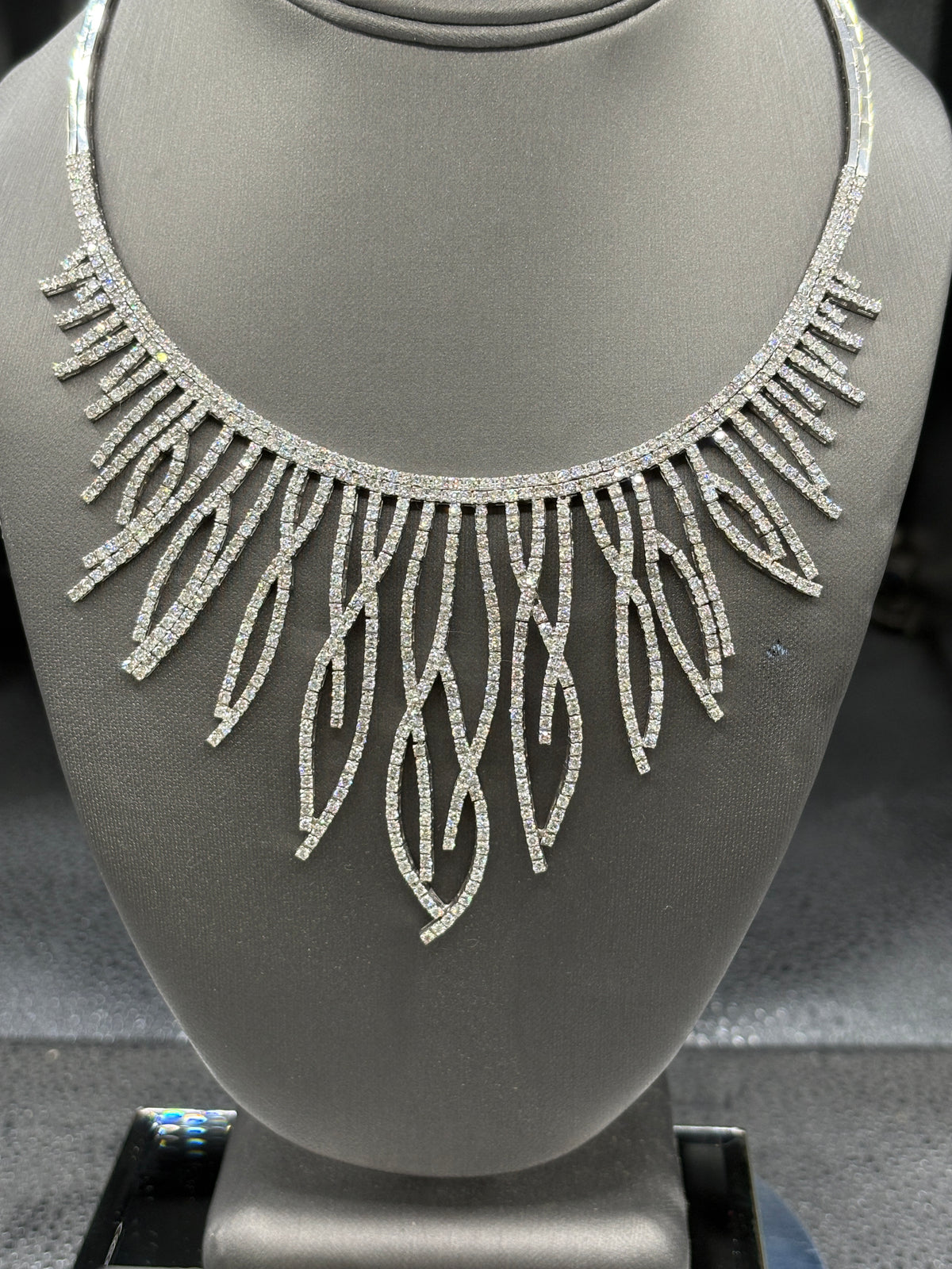14kt white gold diamond dangling bib necklace