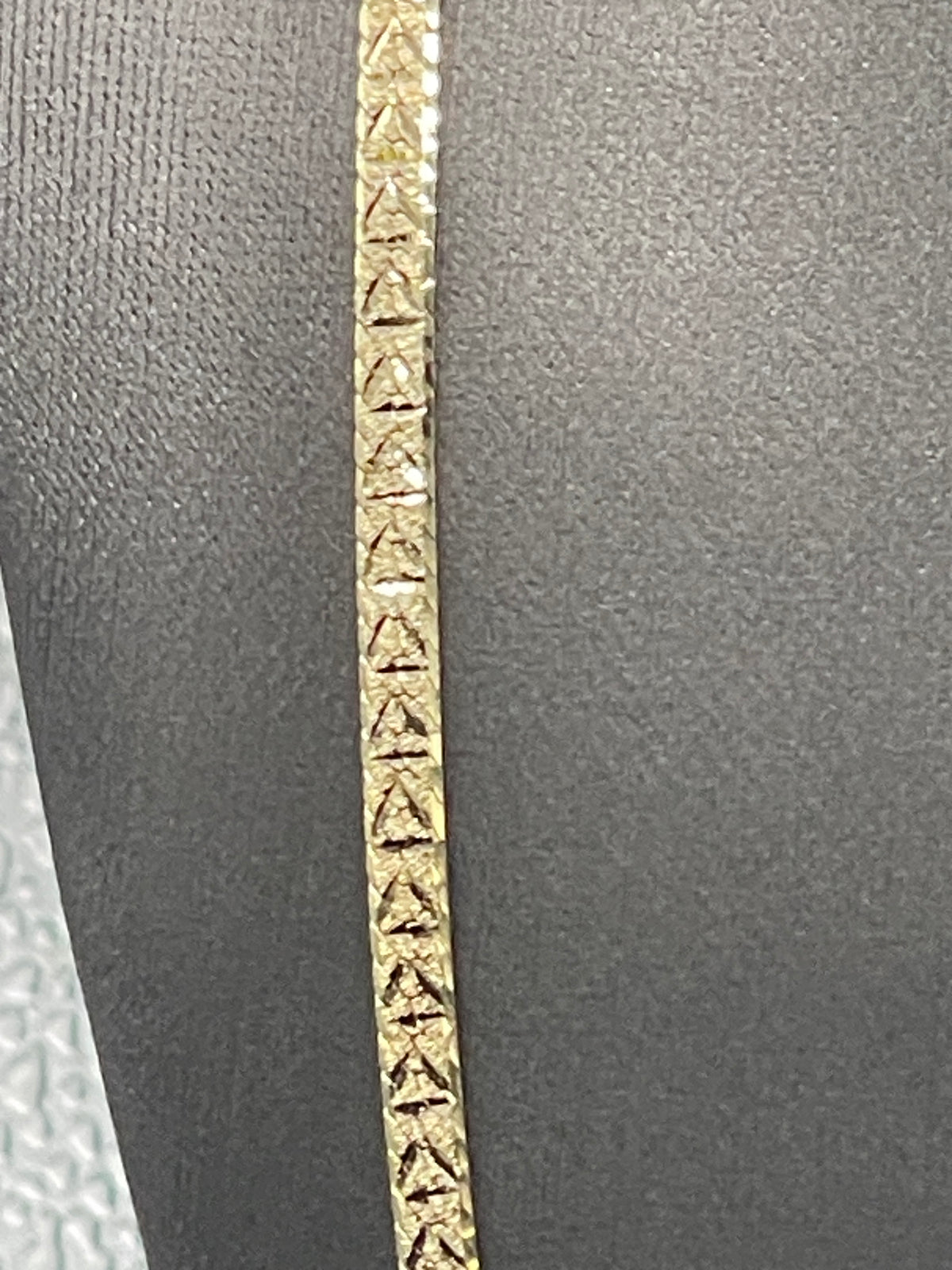 Vintage 14 Karat Yellow Gold Diamond-Cut Beveled Edge Herringbone Chain