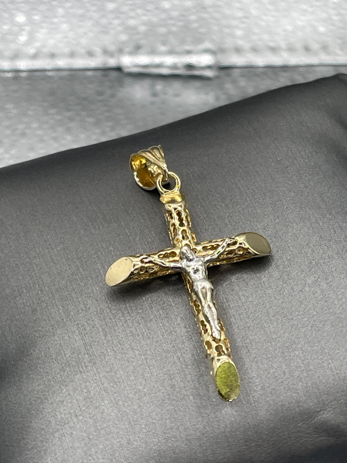 Ladies / Men’s 14 Karat Yellow & White Gold Crucifix