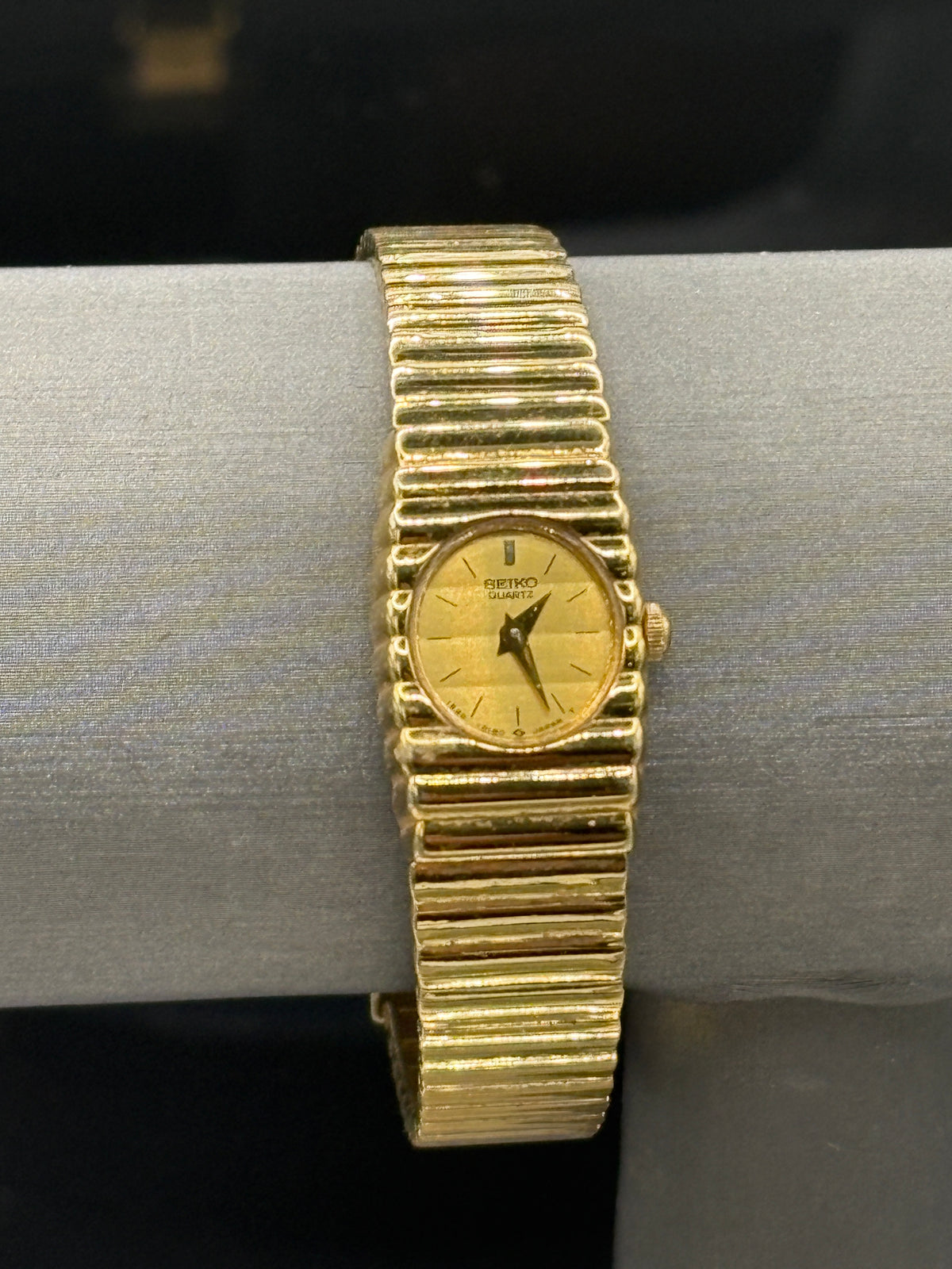 Vintage Ladies Seiko Oval shaped Face, Gold tone watch