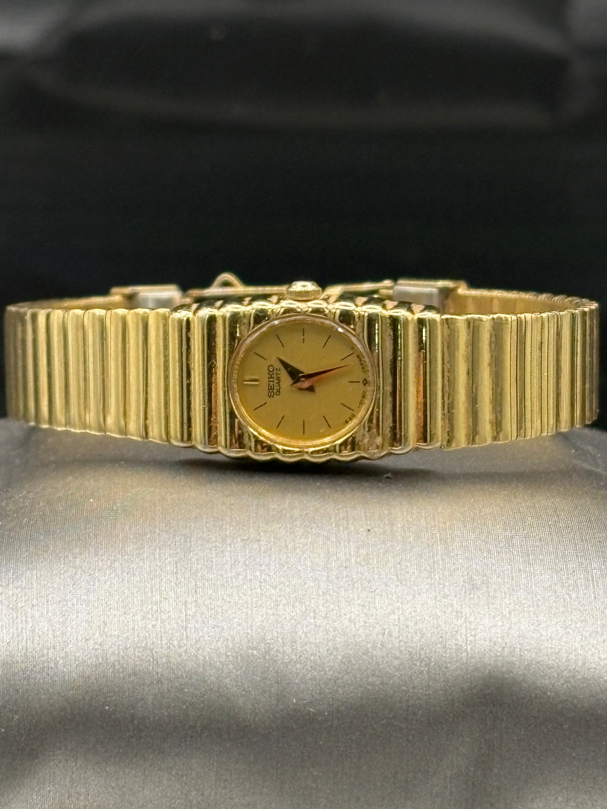 Vintage Ladies Seiko Oval shaped Face, Gold tone watch