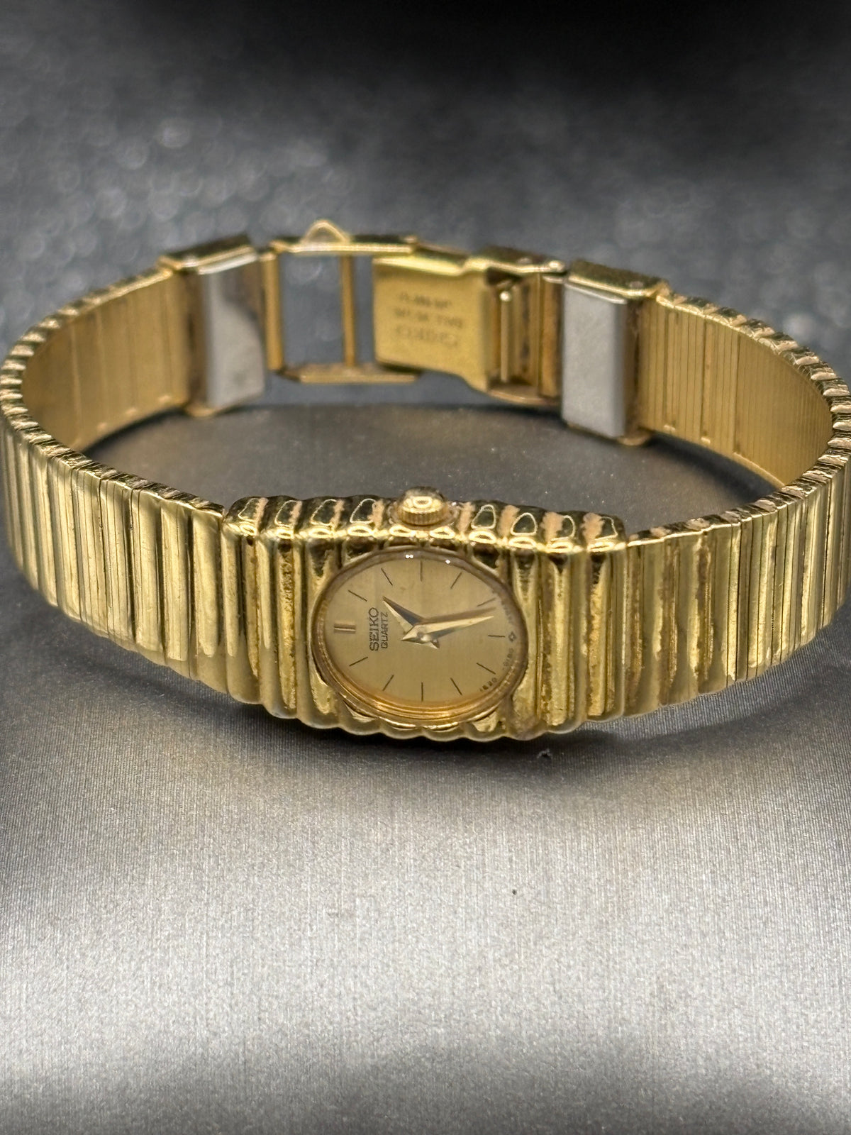 Vintage Ladies Seiko Oval shaped Face, Gold tone watch