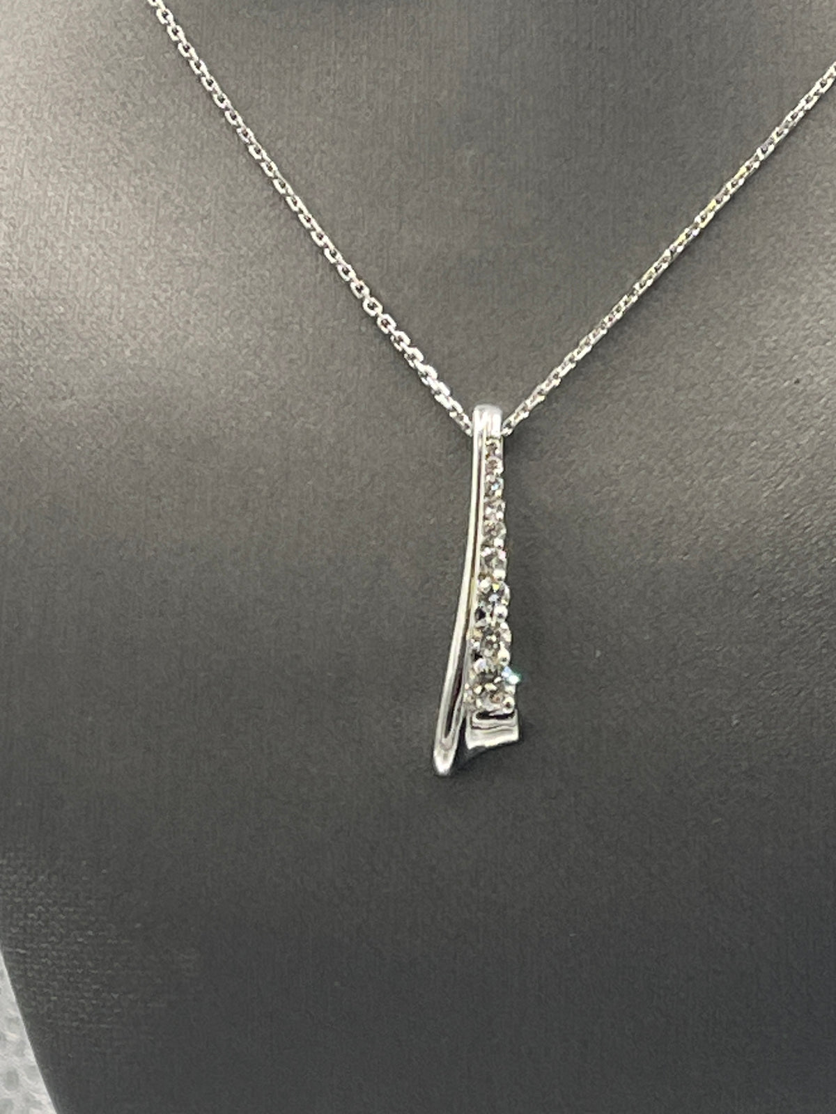 Ladies 14 Karat White Gold Cascade Diamond Flair Pendant & Chain
