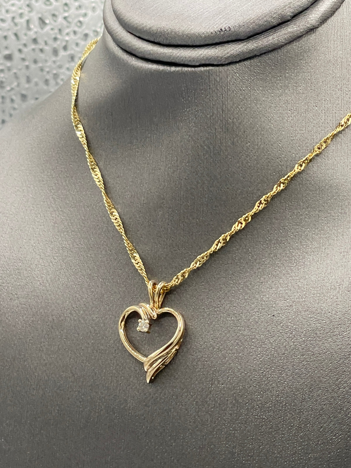 Ladies 10 Karat Yellow Gold Fluted Diamond Heart Pendant