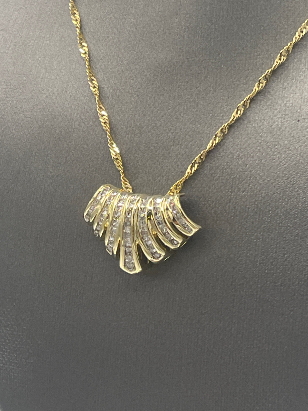 A Gorgeous Ladies 10 Karat Yellow Gold Diamond Fan Pendant