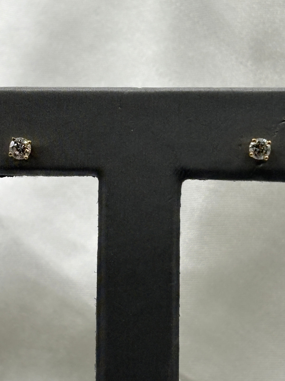 14kt yellow gold diamond stud earrings
