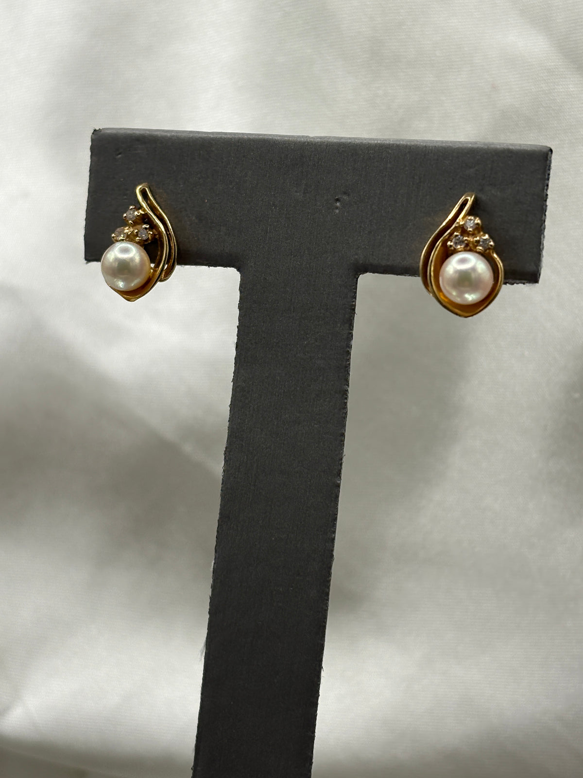 14kt yellow gold diamond and pearl swirl stud earrings