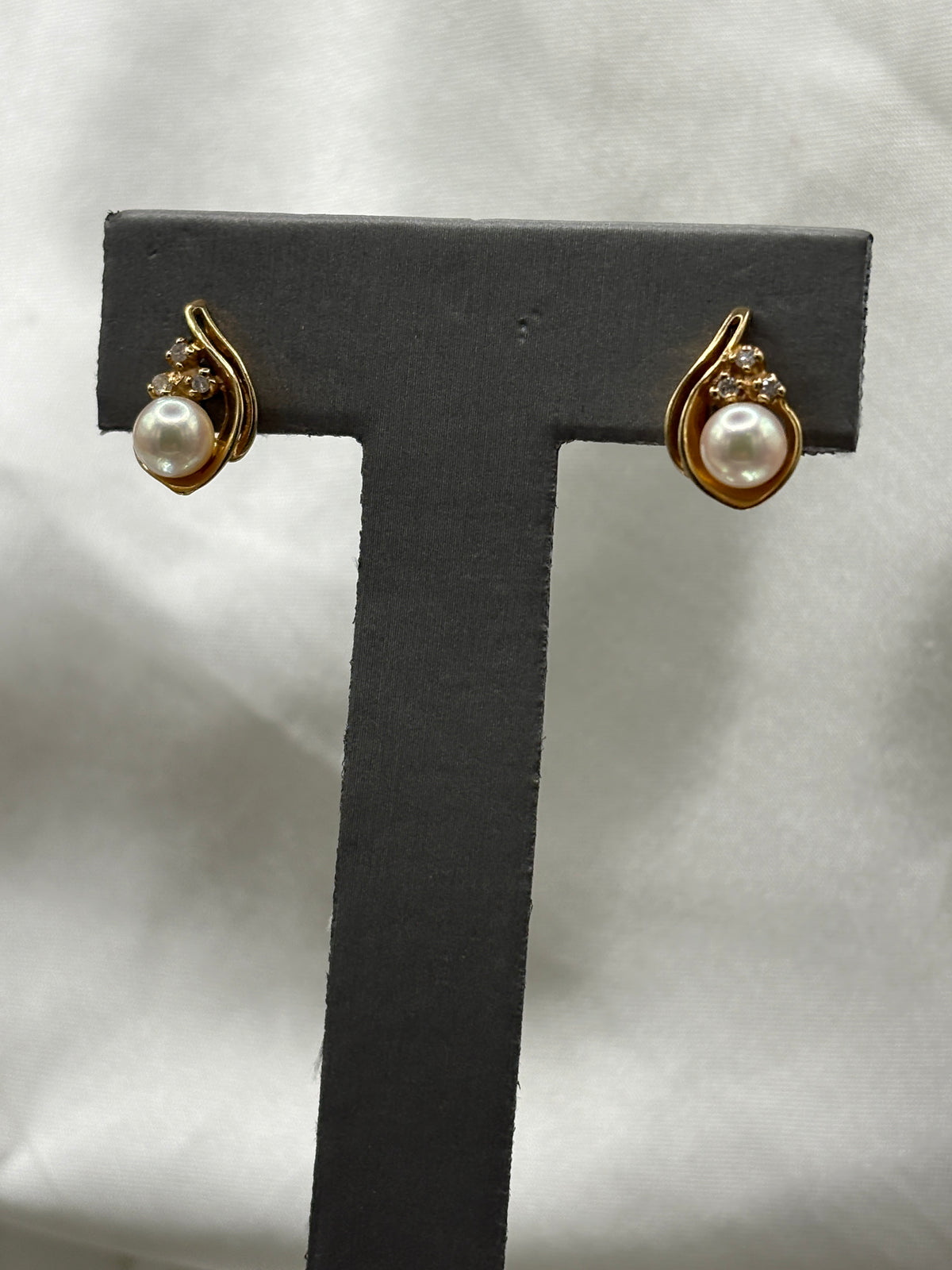 14kt yellow gold diamond and pearl swirl stud earrings