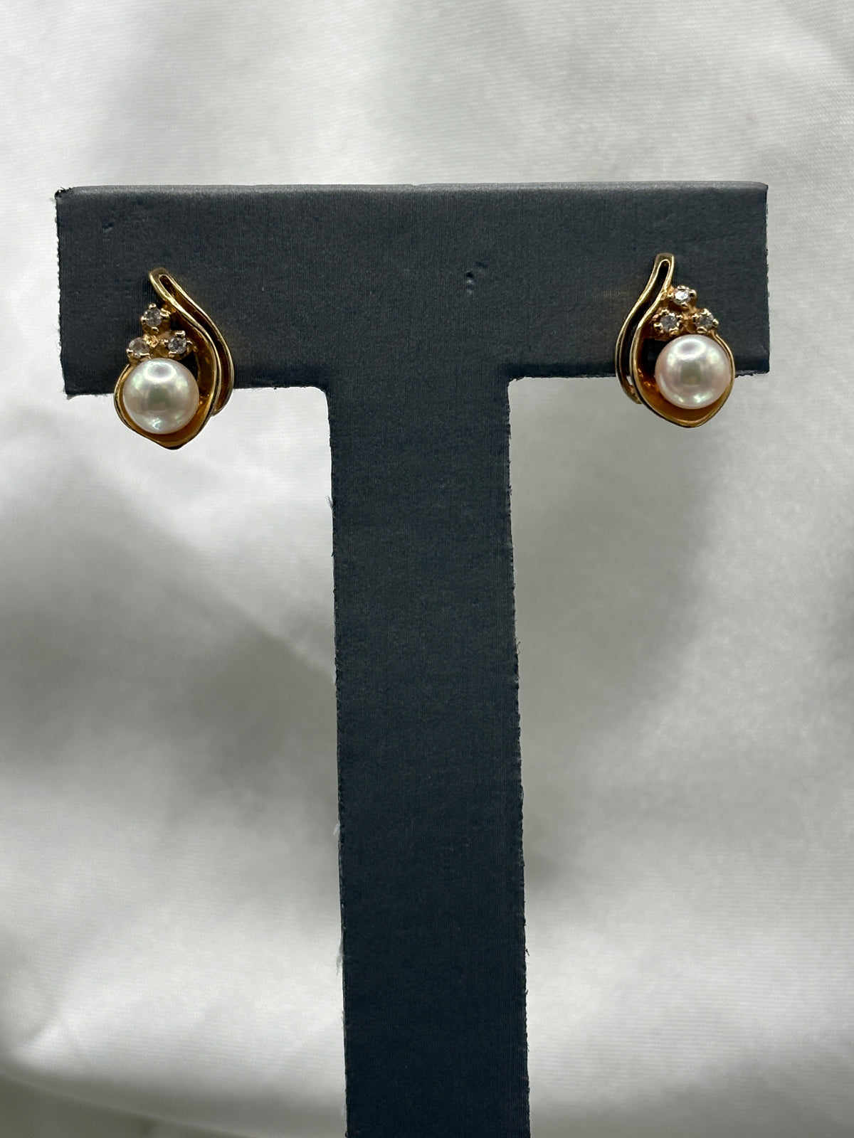 14kt yellow gold diamond and pearl swirl stud earrings