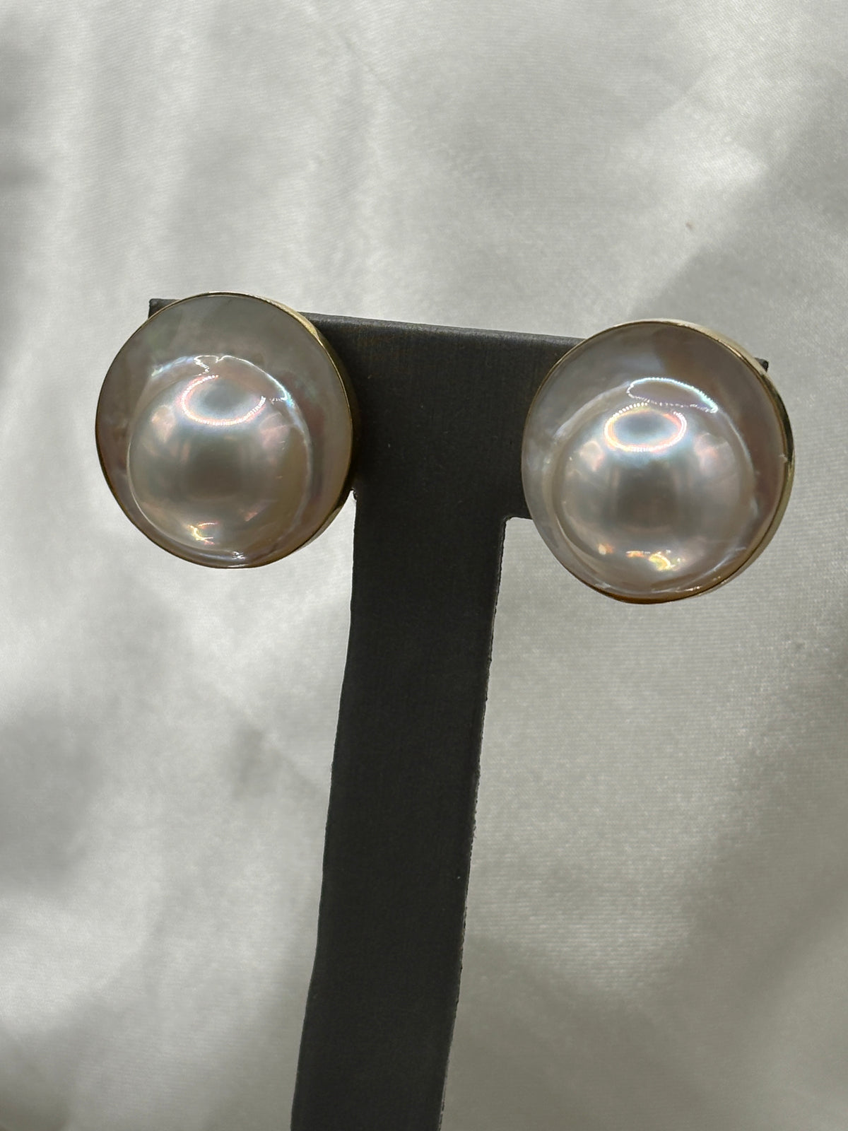 Vintage 14kt Solid Yellow gold large mabe pearl stud earrings