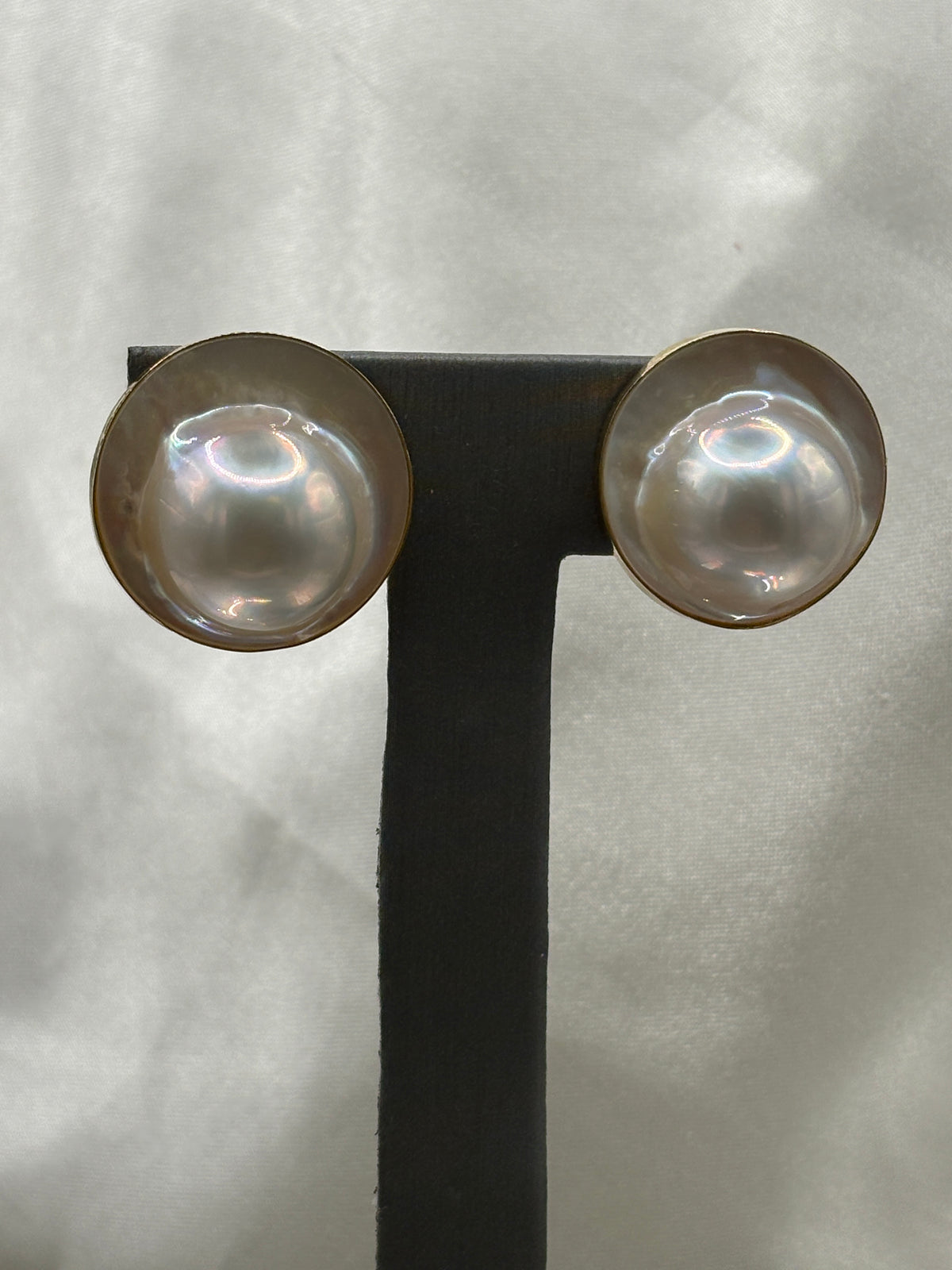 Vintage 14kt Solid Yellow gold large mabe pearl stud earrings