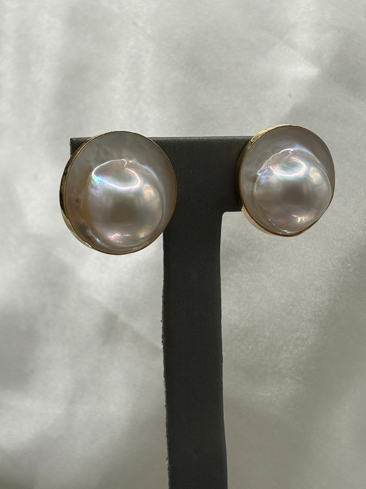 Vintage 14kt Solid Yellow gold large mabe pearl stud earrings