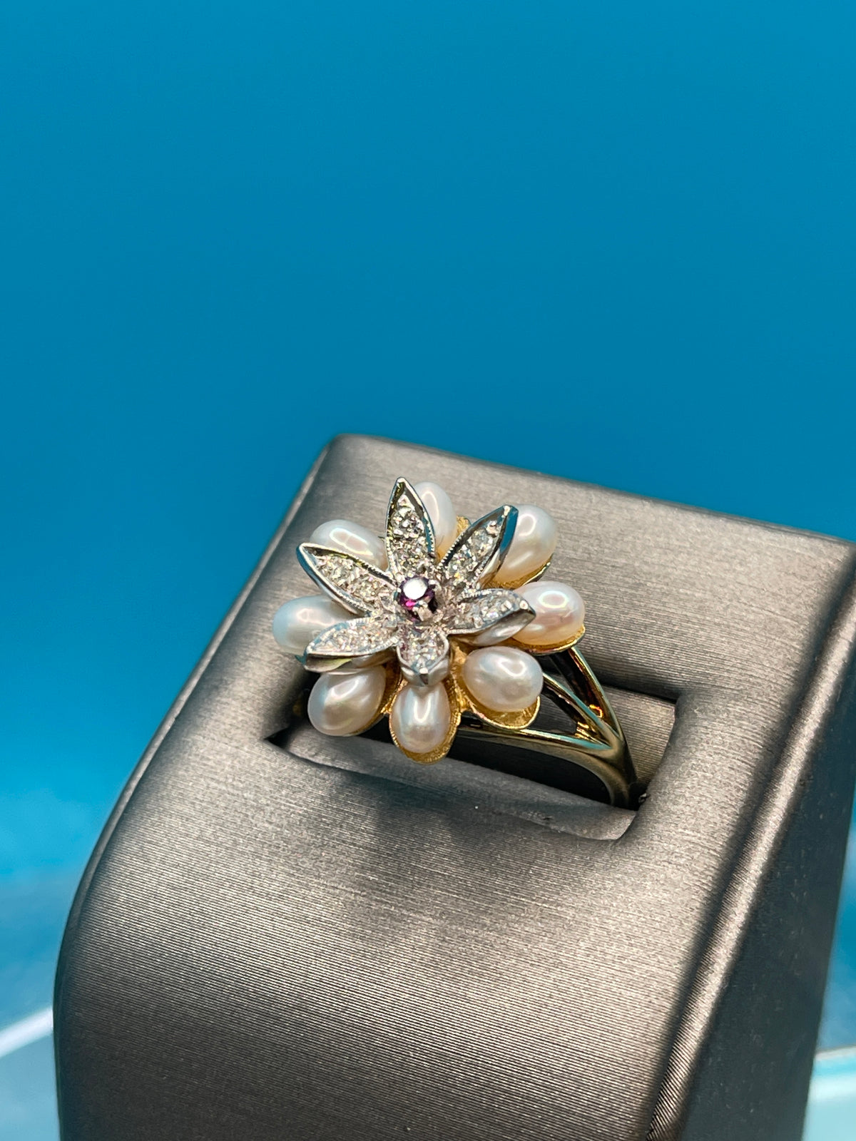 Ladies Vintage 14 Karat Yellow Gold Diamond & Pearl Flower Blossom Ring