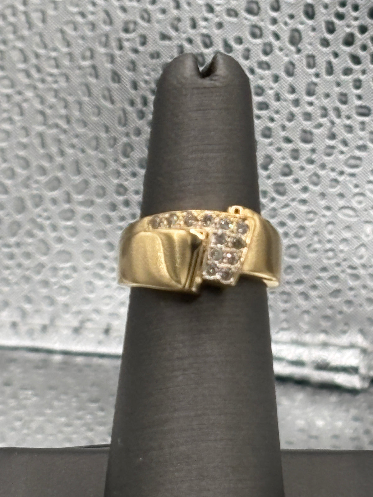 Ladies / Gents 10 Karat Yellow Gold Diamond Ring