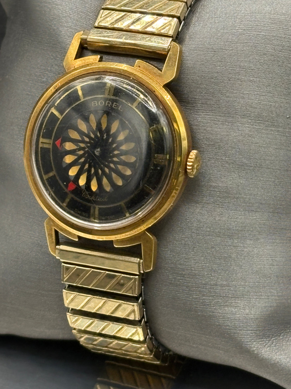 Vintage Ernest Borel Cocktail kaleidoscope watch,features a distinctive kaleidoscope-patterned dial that rotates to create a visual effect