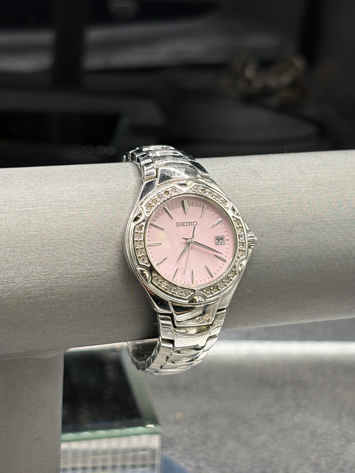 Vintage Seiko womens stainless steel calendar quartz watch with pink dial