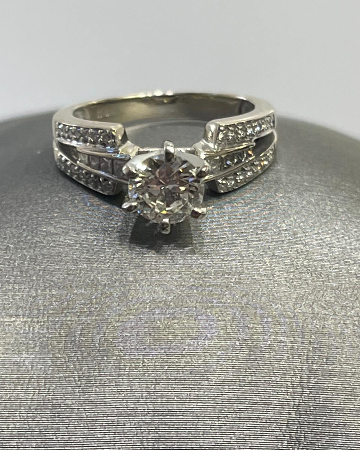 18 Karat White Gold Diamond Engagement Ring 1.25 Total Diamond Weight