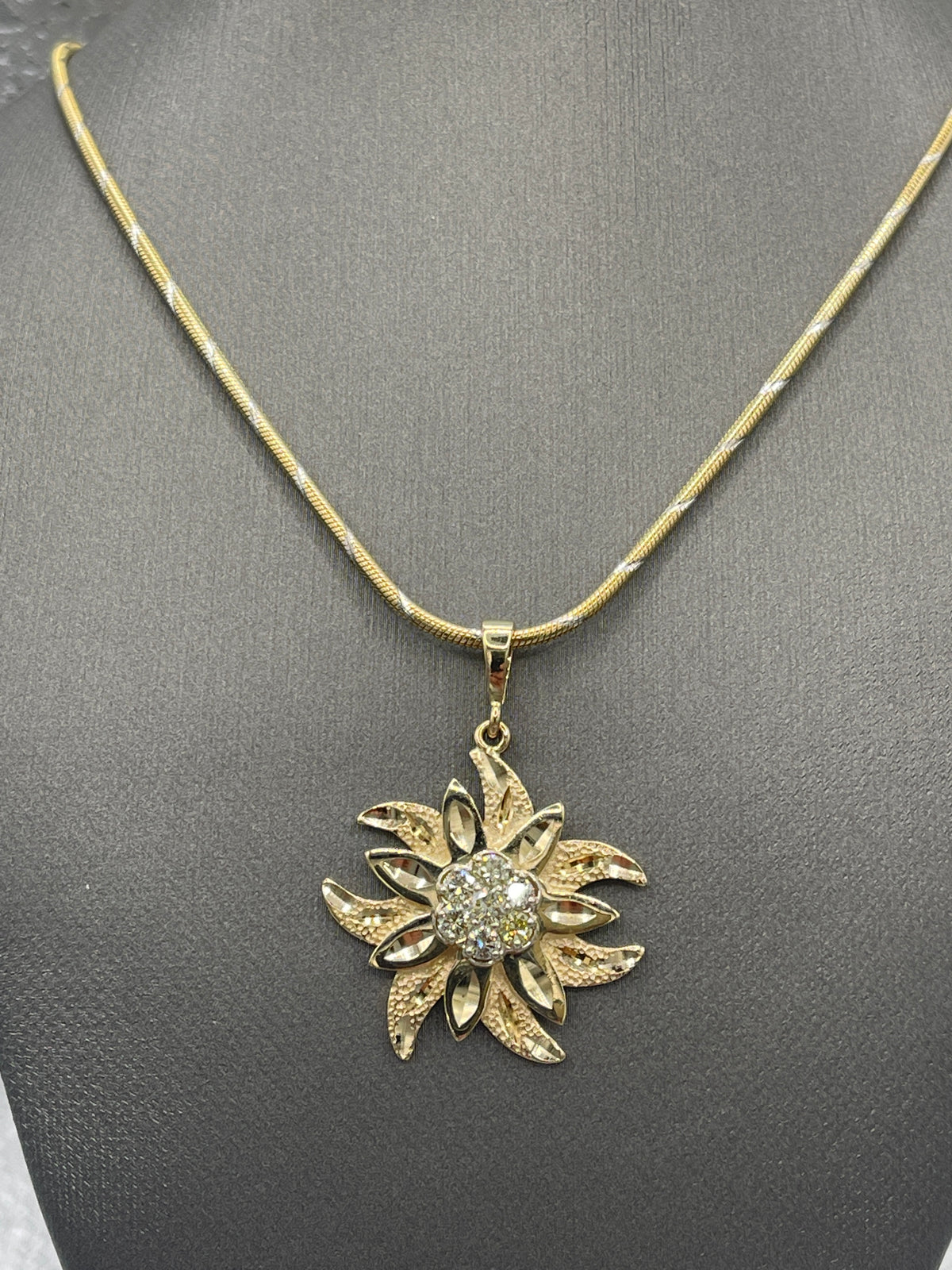A Beautiful Ladies 14 Karat Gold Diamond Sunburst Pendant and Chain