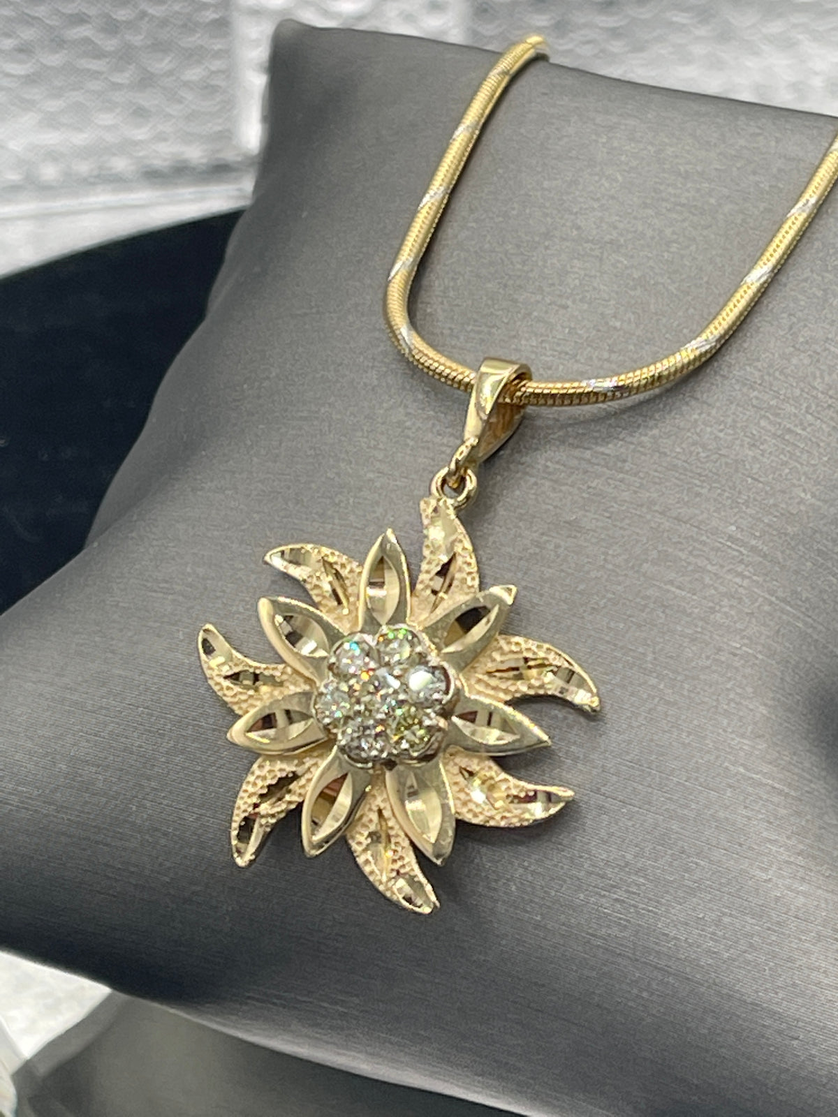 A Beautiful Ladies 14 Karat Gold Diamond Sunburst Pendant and Chain