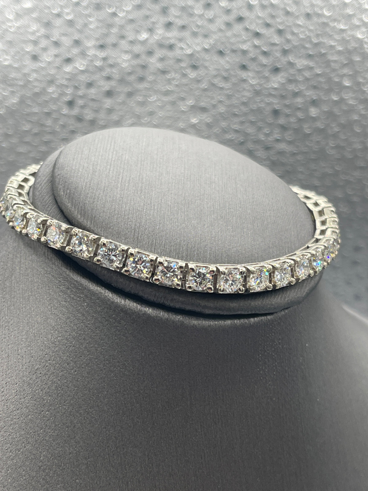SPECTACULAR 14 KARAT GOLD, 9.50 CARAT DIAMOND TENNIS BRACELET