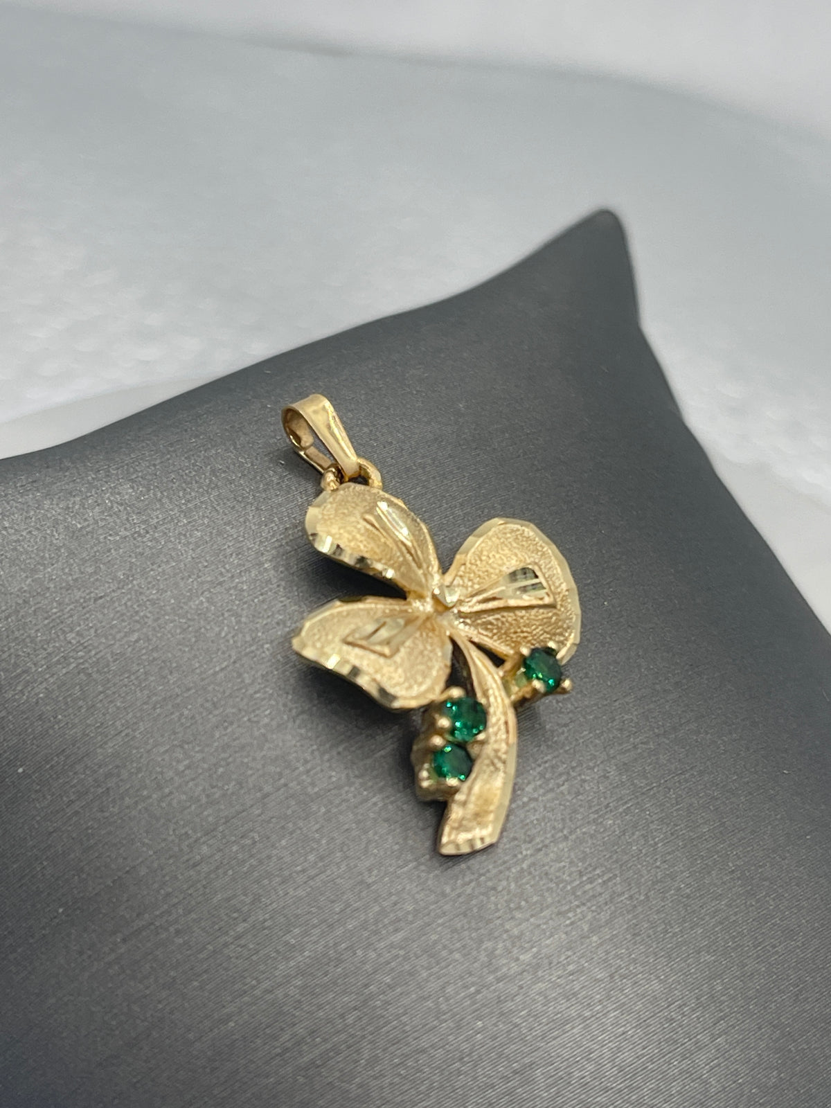 14 Karat Yellow Gold Emerald Clover Pendant