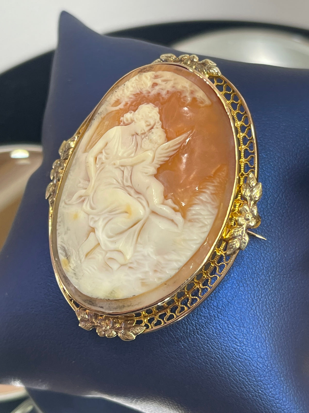 Vintage 14 Karat Yellow Gold Bordered Cameo With Woman & Cherub Pendant Brooch - Philadelphia Gold & Silver Exchange