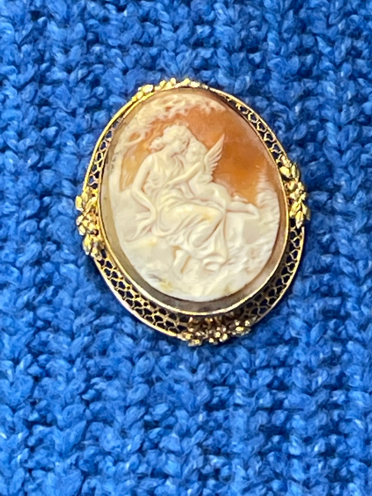Vintage 14 Karat Yellow Gold Bordered Cameo With Woman & Cherub Pendant Brooch - Philadelphia Gold & Silver Exchange
