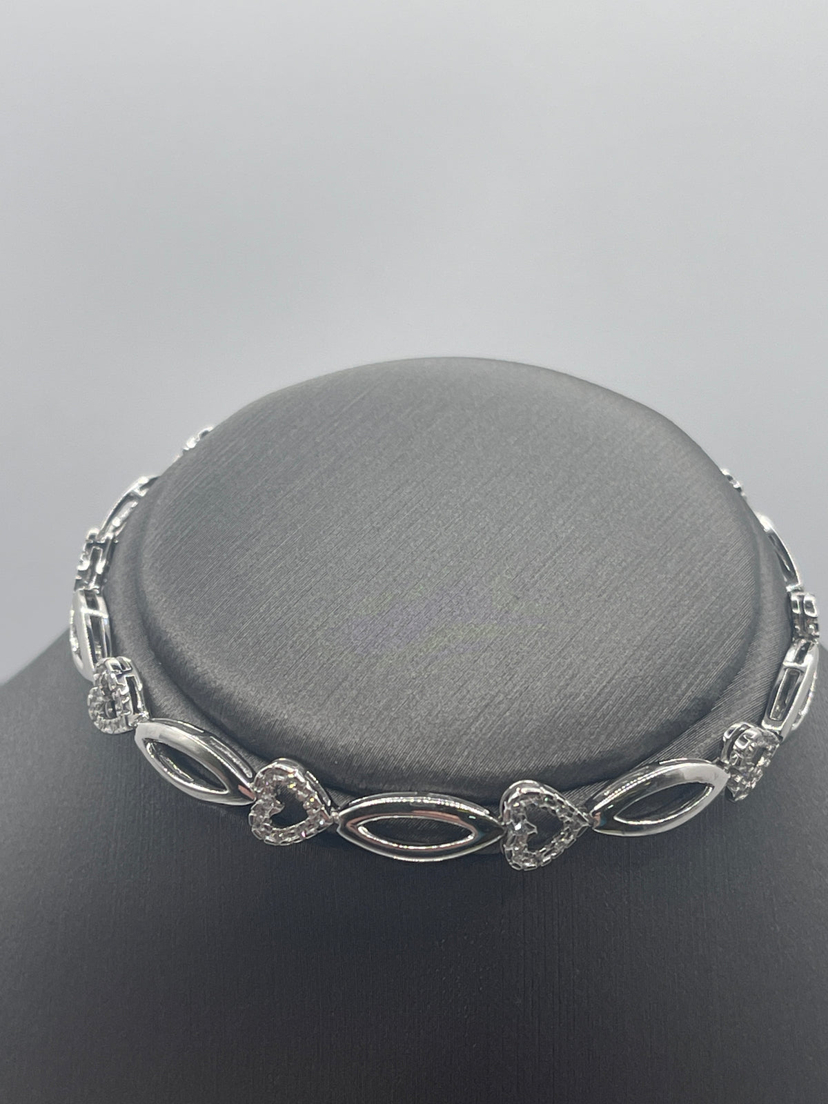 Ladies 10 Karat White Gold Diamond Heart Oval Link Bracelet