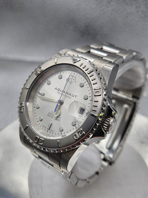 Aquanaut Professional, stainless steel case and oyster-style bracelet with a high-contrast white dial