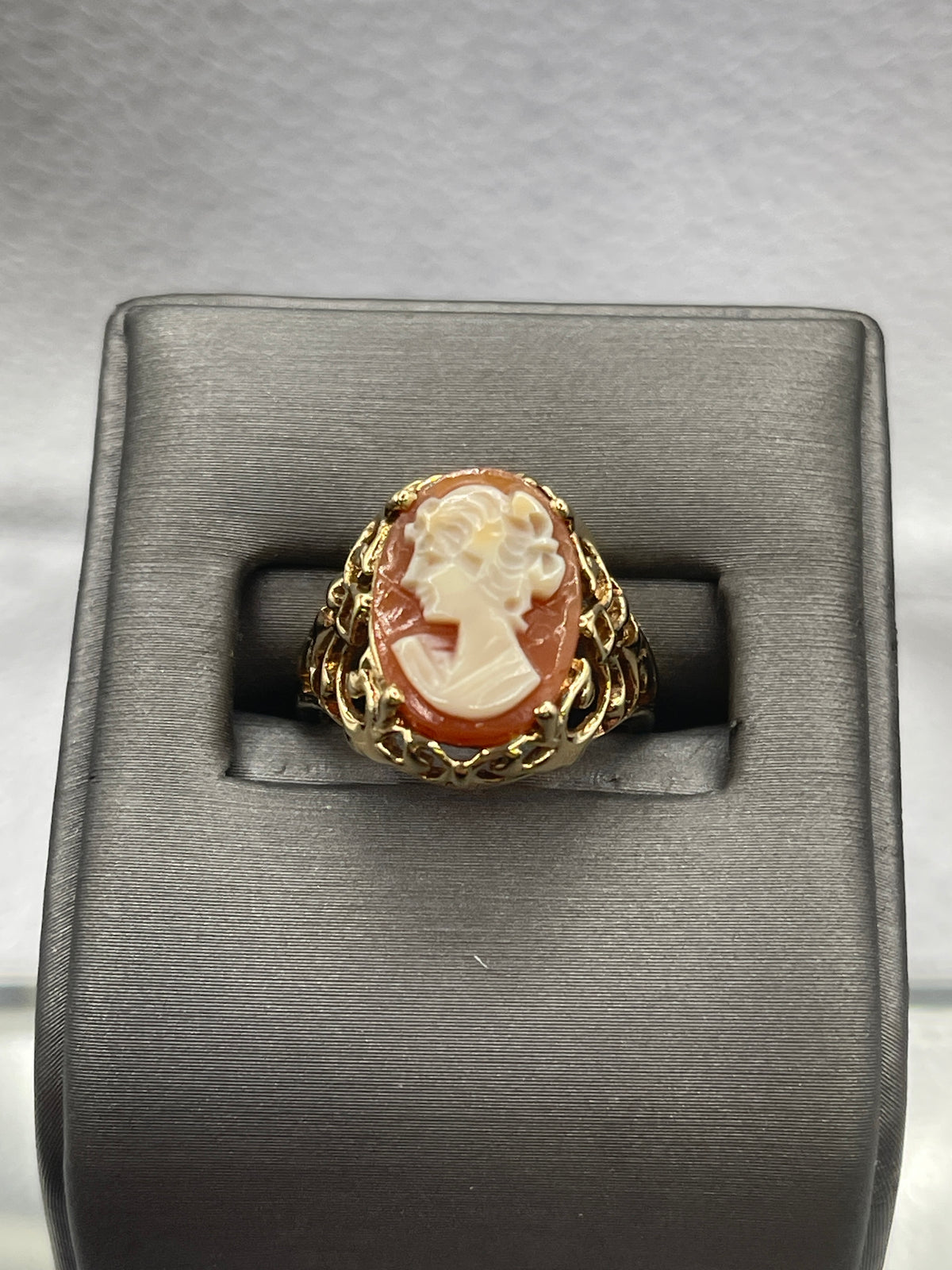 Ladies 10 Karat Yellow Gold Oval Cameo Ring