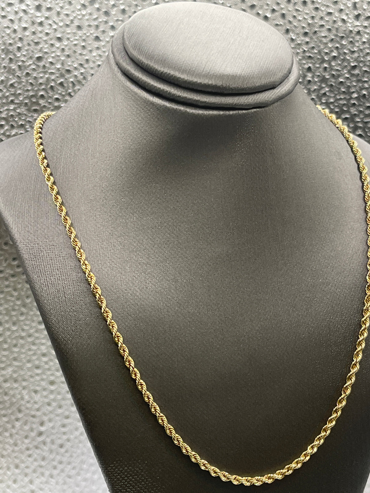 A Classic 14 Karat Yellow Gold Solid Rope chain